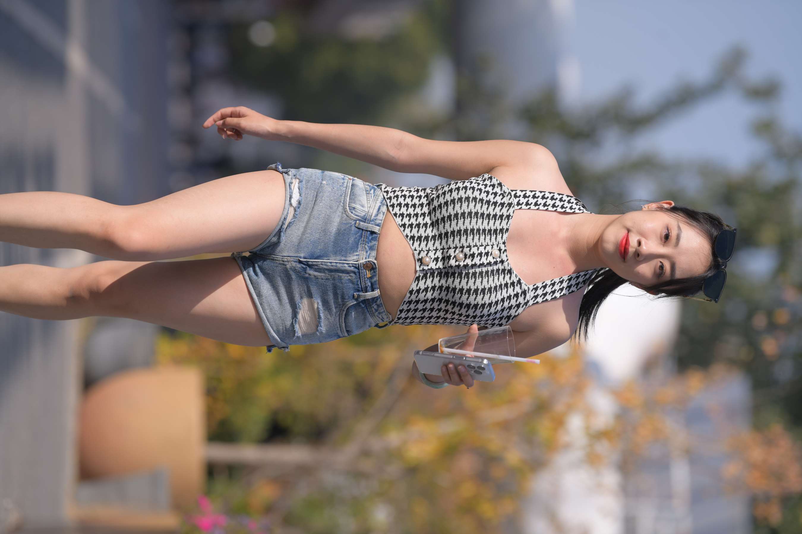 《牛仔热裤美女》作品图