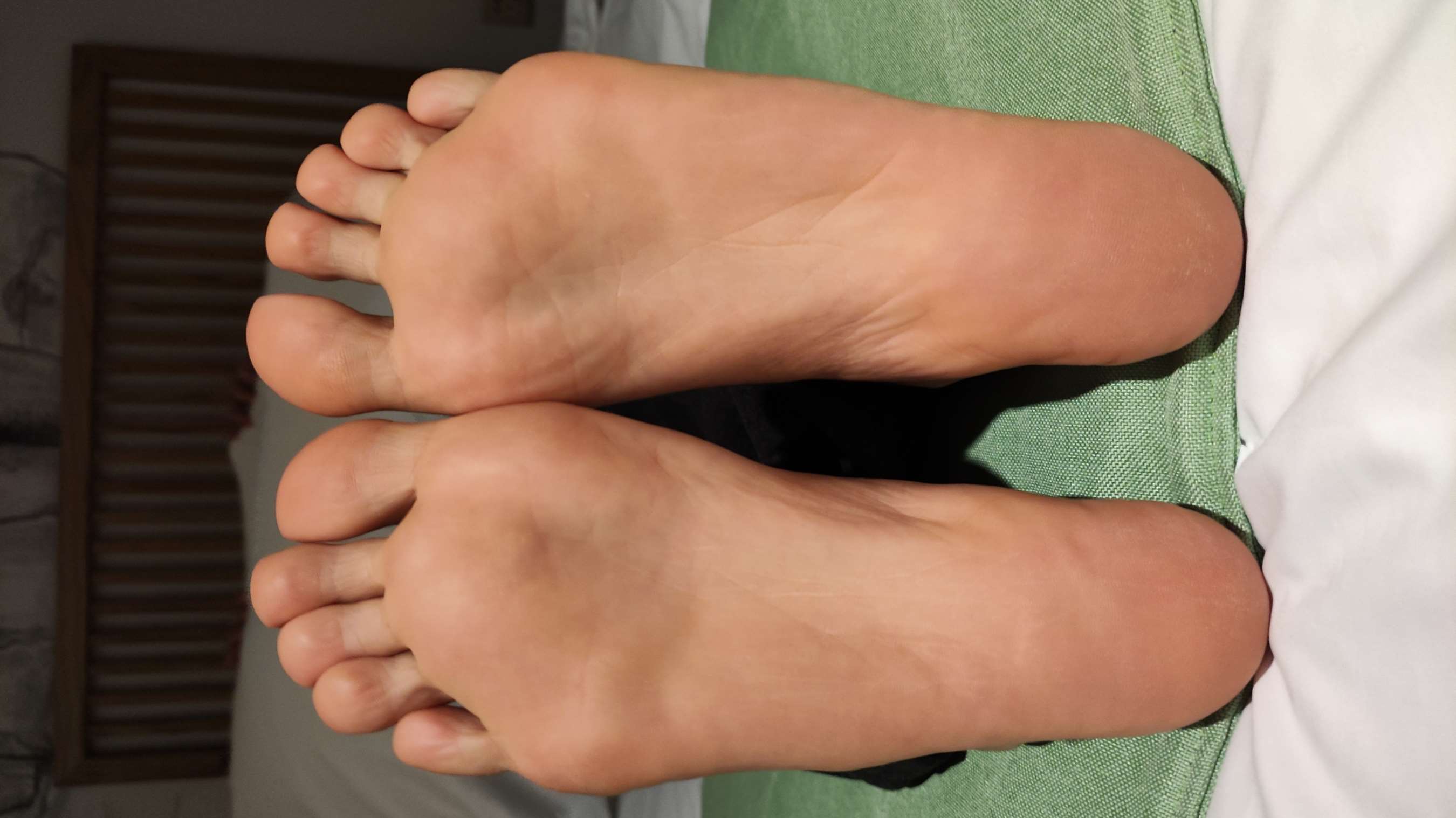 《雪碧约拍，脚底涂鸦，洗刷脚底，牙签，叉子，妹子笑声非常可爱》作品图