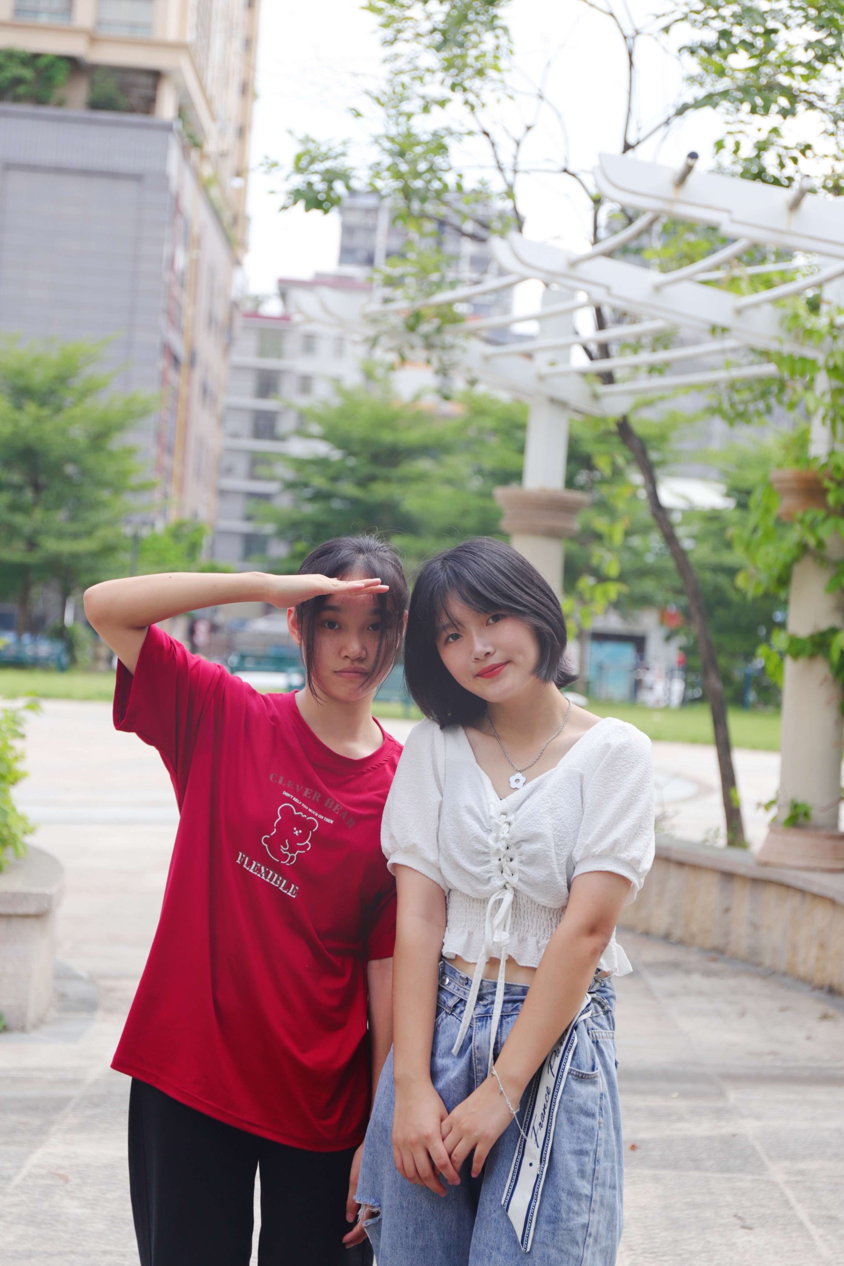 《三朵小花展示脚丫》作品图