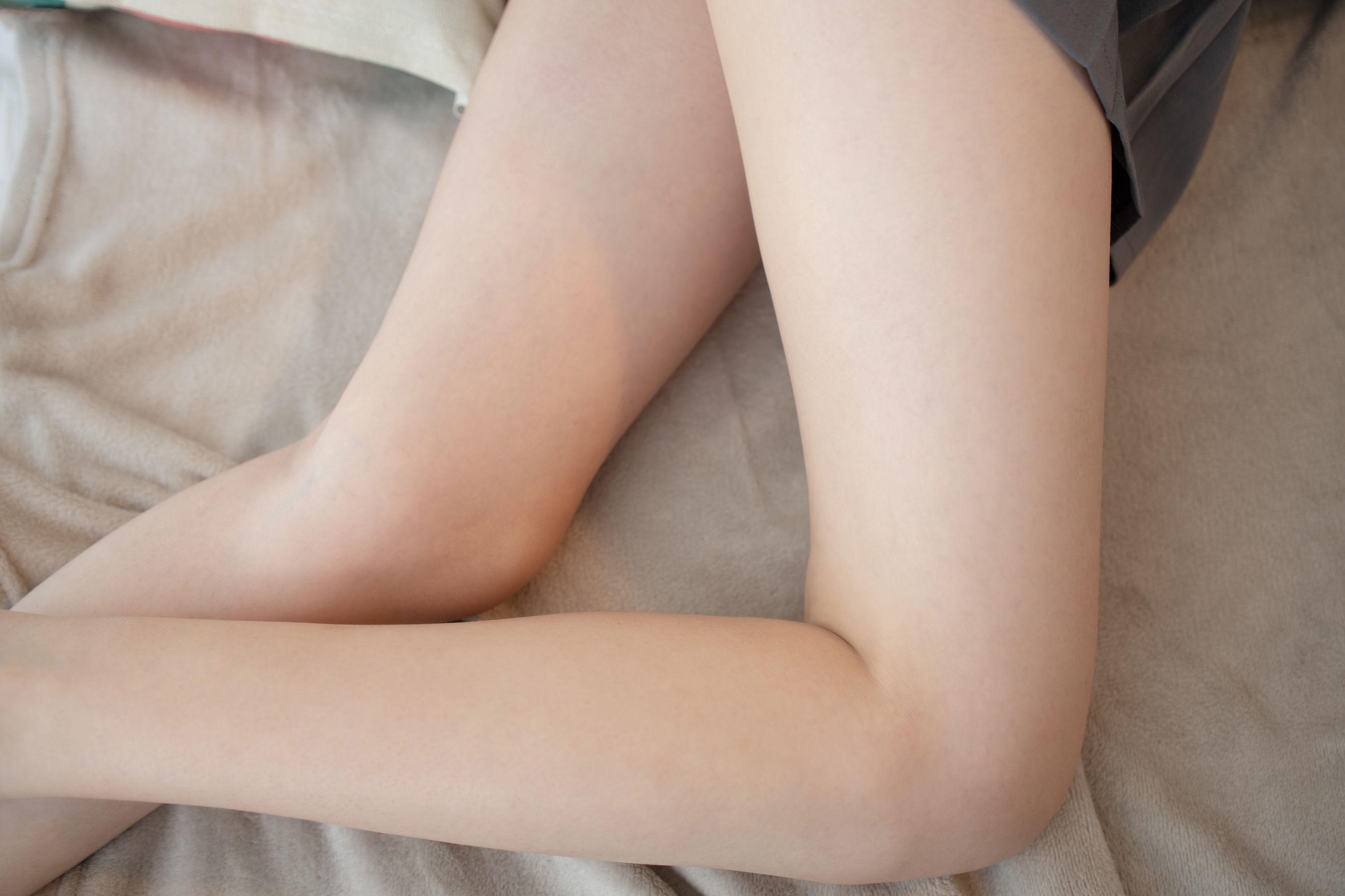 《学妹嫩足の裸足脚丫》作品图