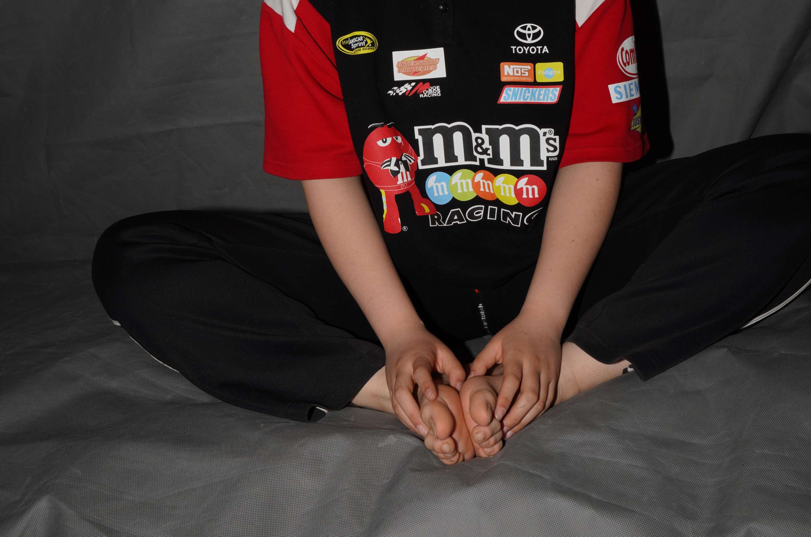 《职校毕业的小玉裸足40码二趾长美脚》作品图