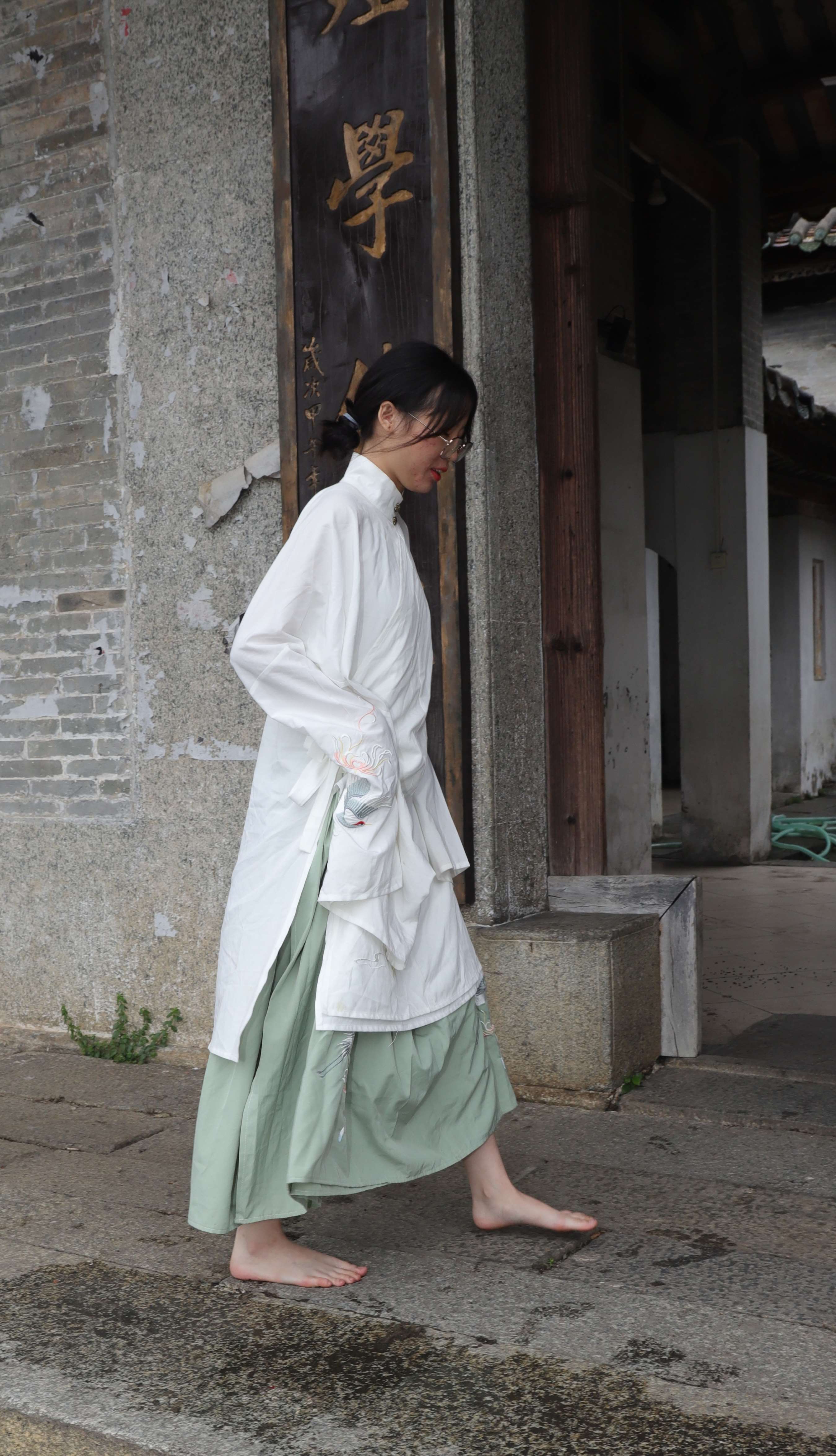 《珊珊学姐穿上汉服在古镇赤脚玩耍》作品图