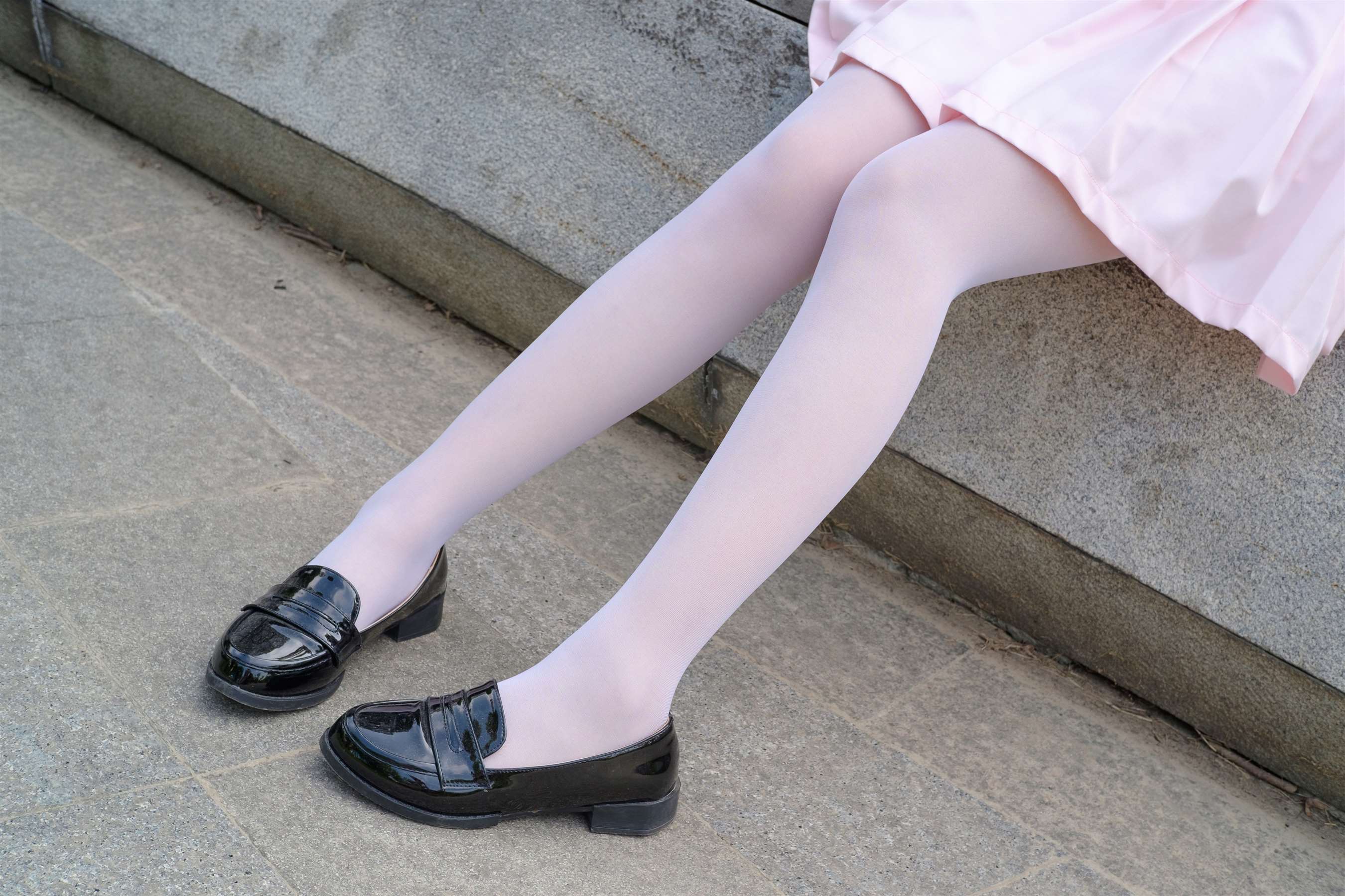 《黄帽少女白丝脚丫》作品图