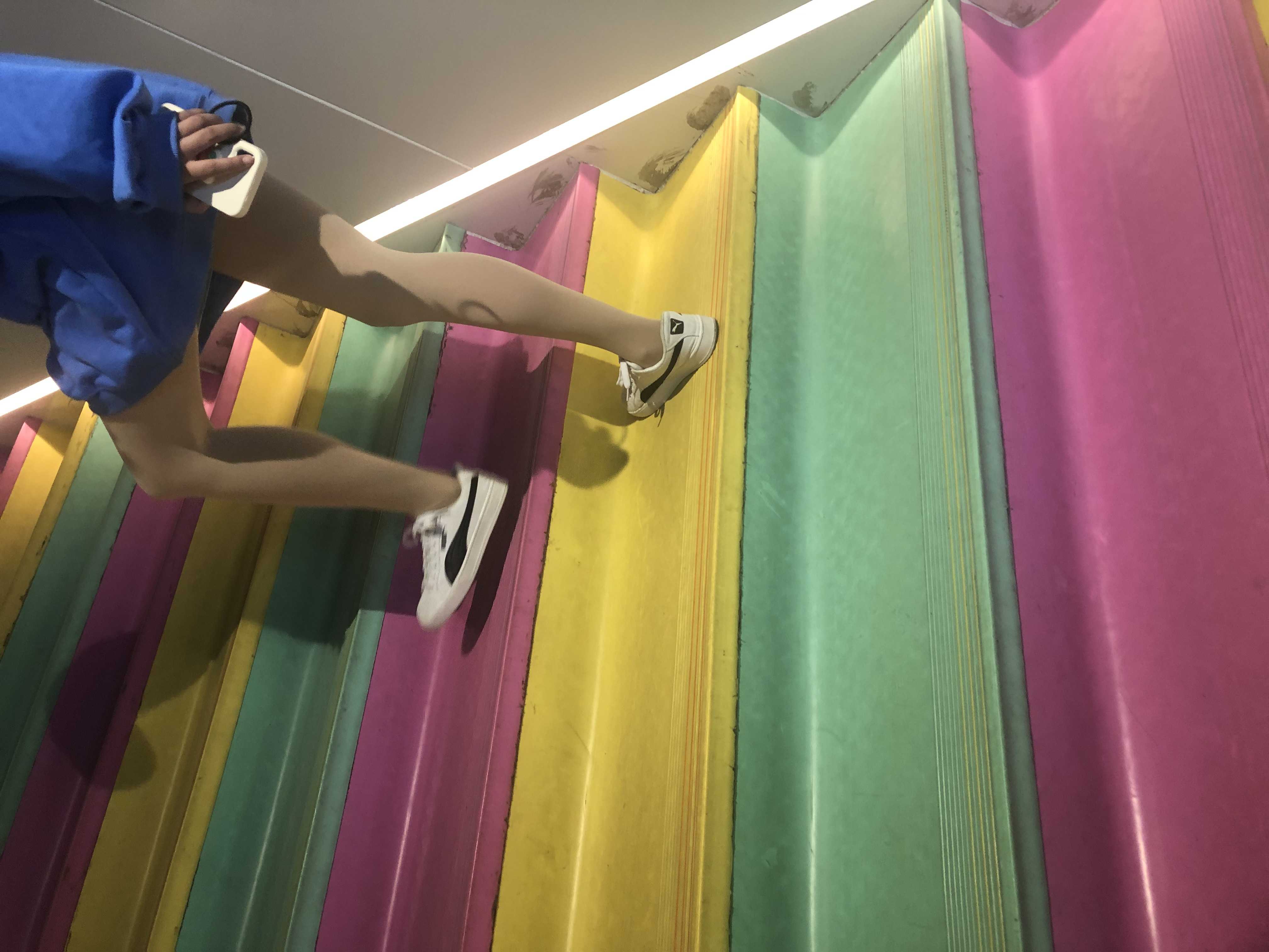 《商场板鞋の丝袜脚丫+视频一部》作品图