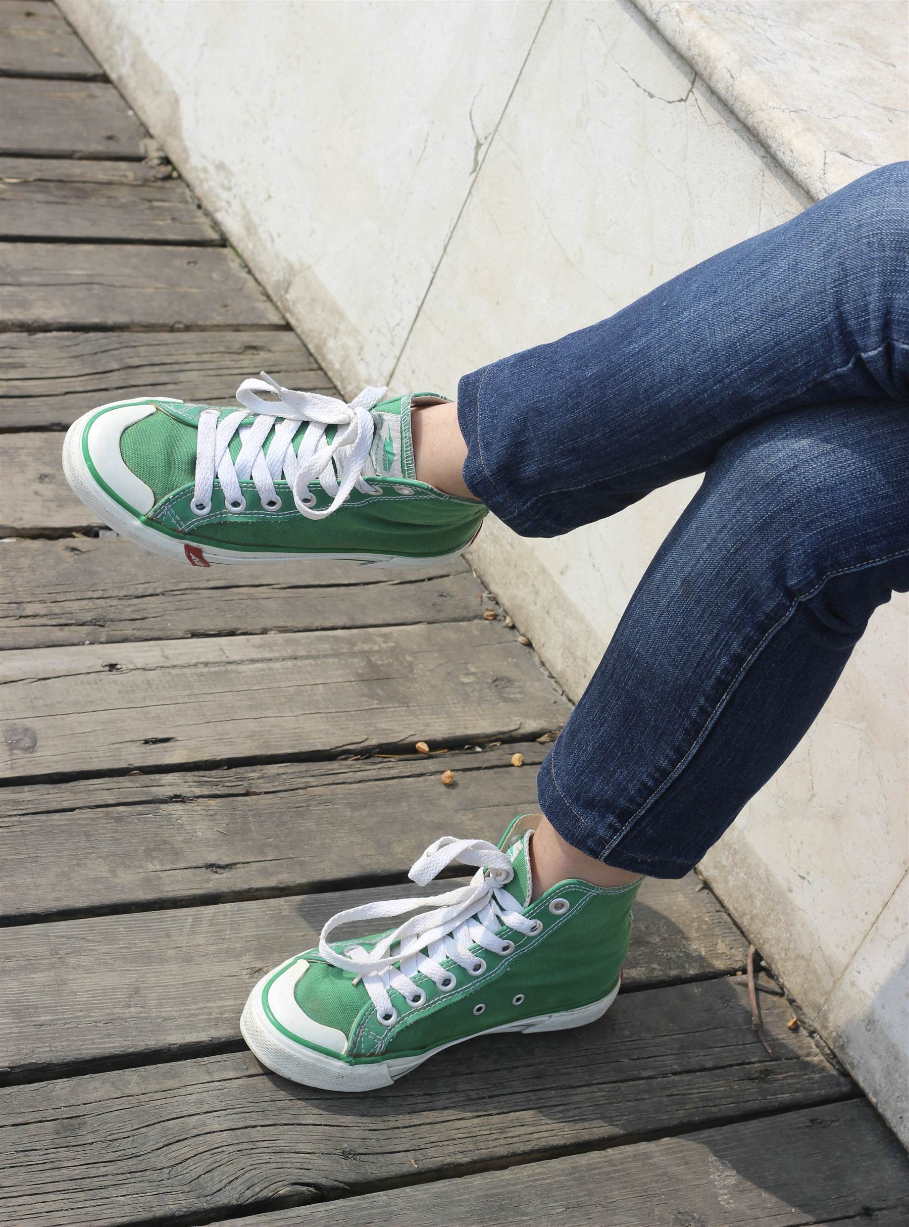 《学妹船袜脚の带脱穿袜过程》作品图