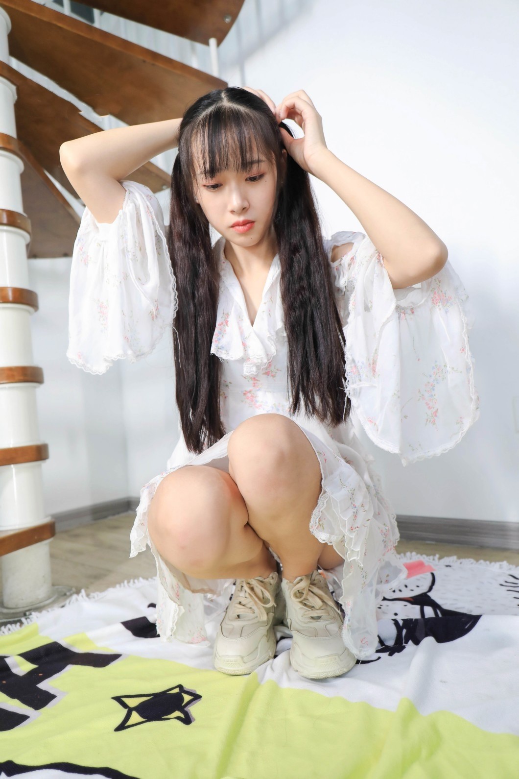 《运动鞋の白船袜带脱袜图》作品图