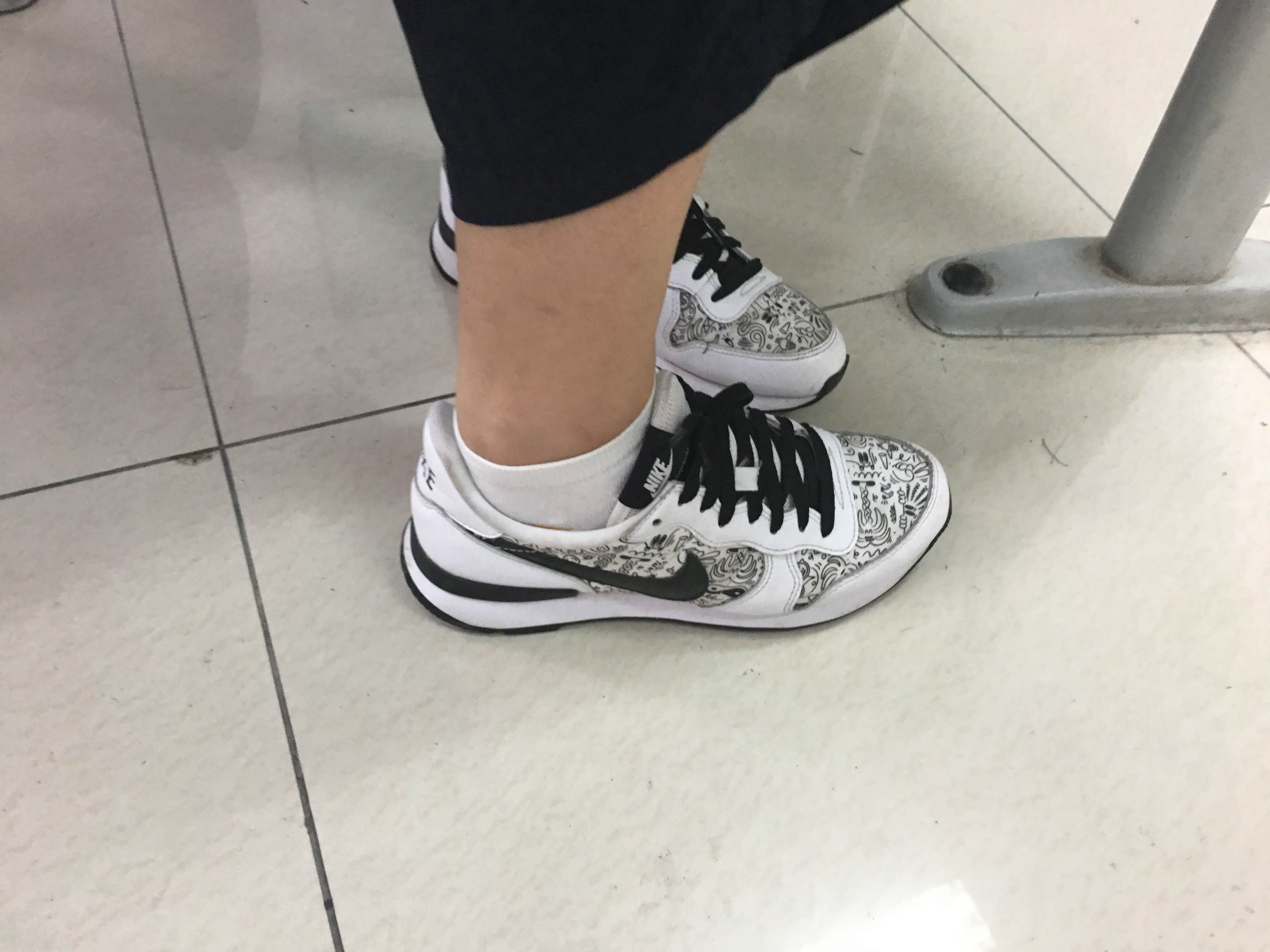 《眼镜学妹的棉袜脚丫》作品图