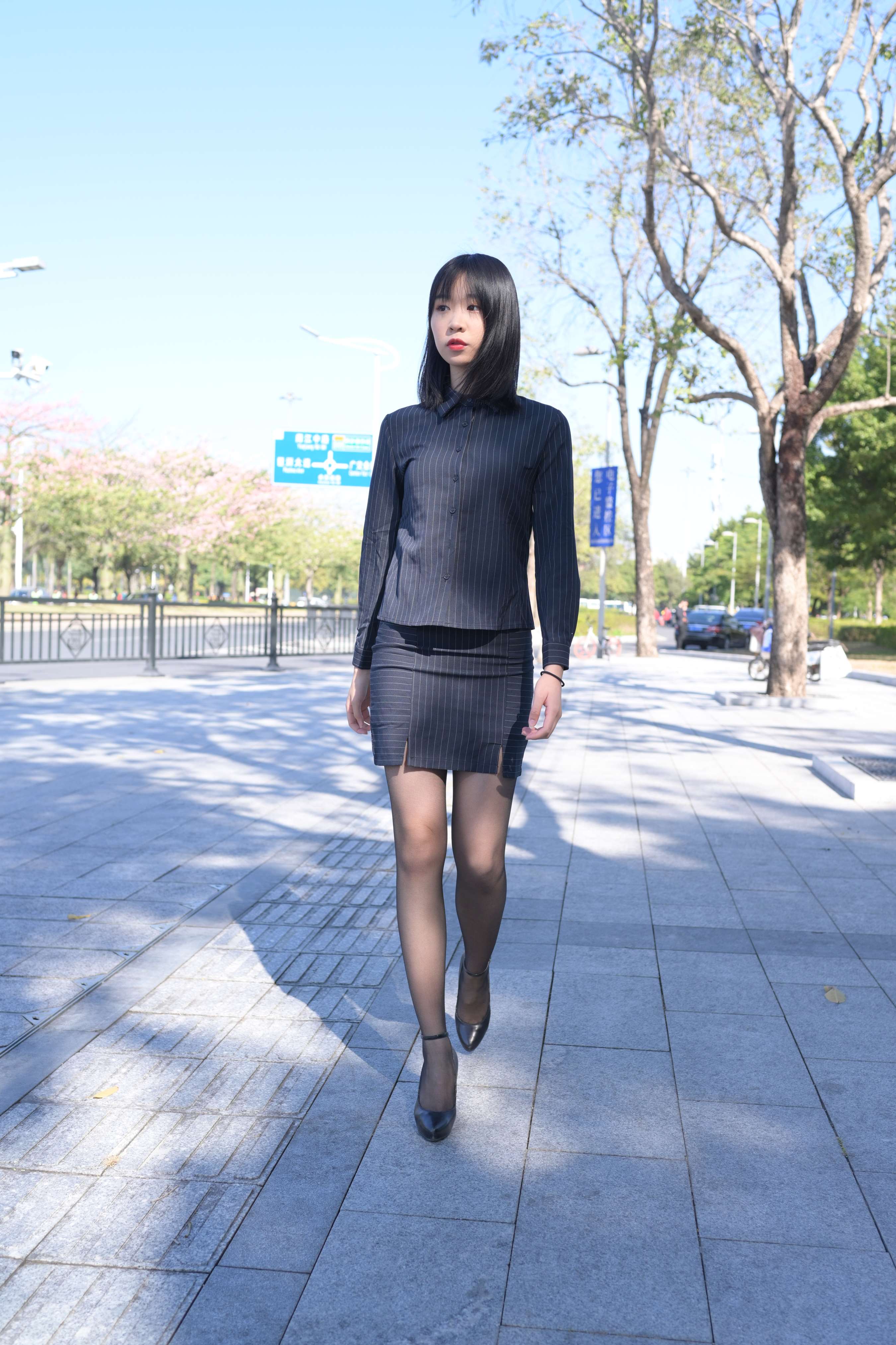 《师姐职业装の黑丝脚》作品图