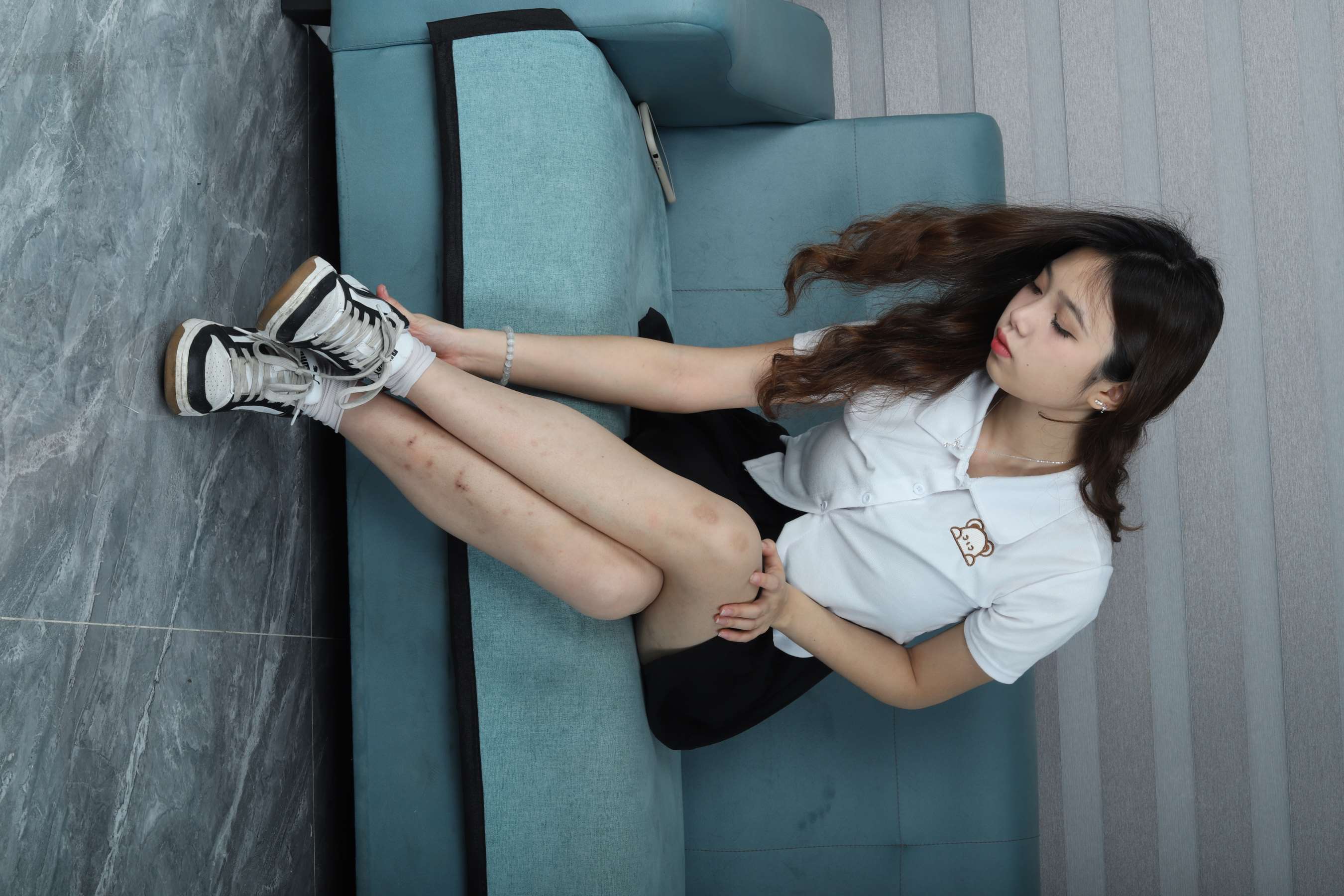 《伶伶脱鞋袜展嫩足》作品图