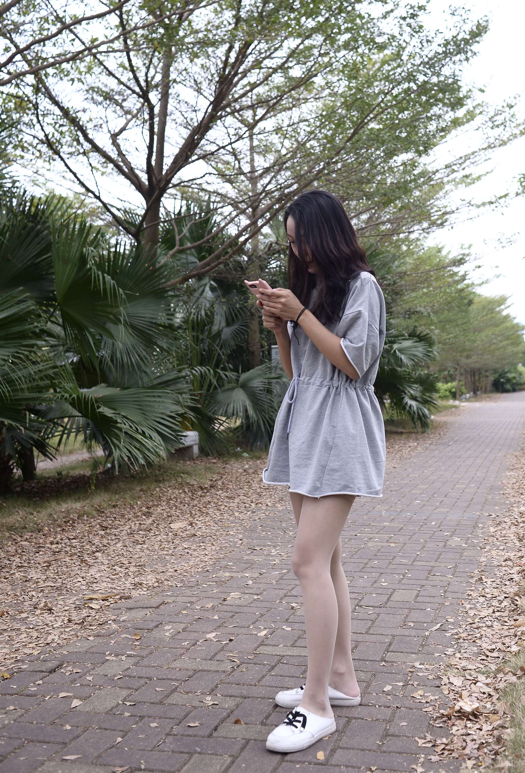 《马路边的板鞋の丝脚丫》作品图