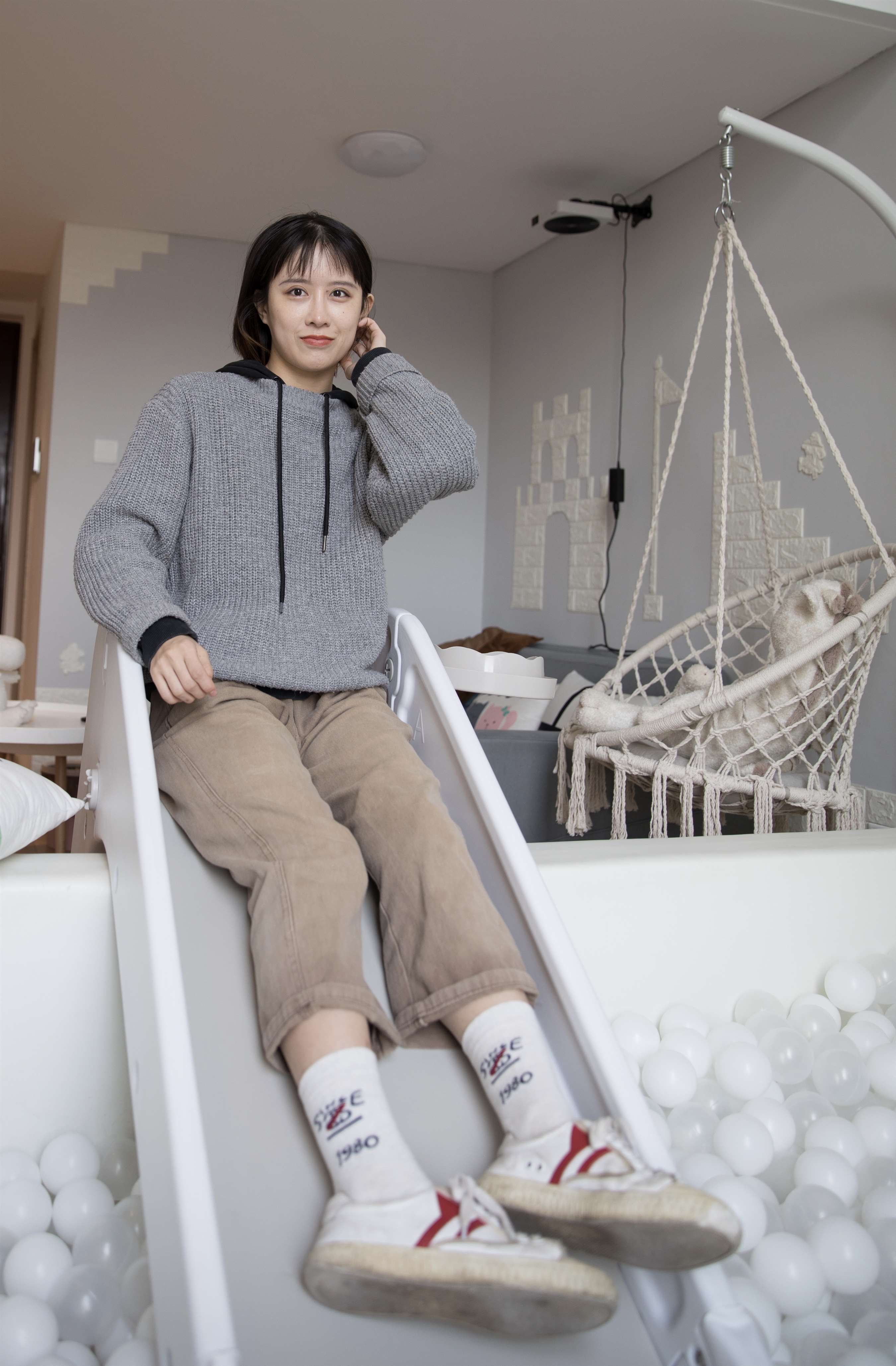 《棉袜少女玩海洋球【套图+视频1个】》作品图