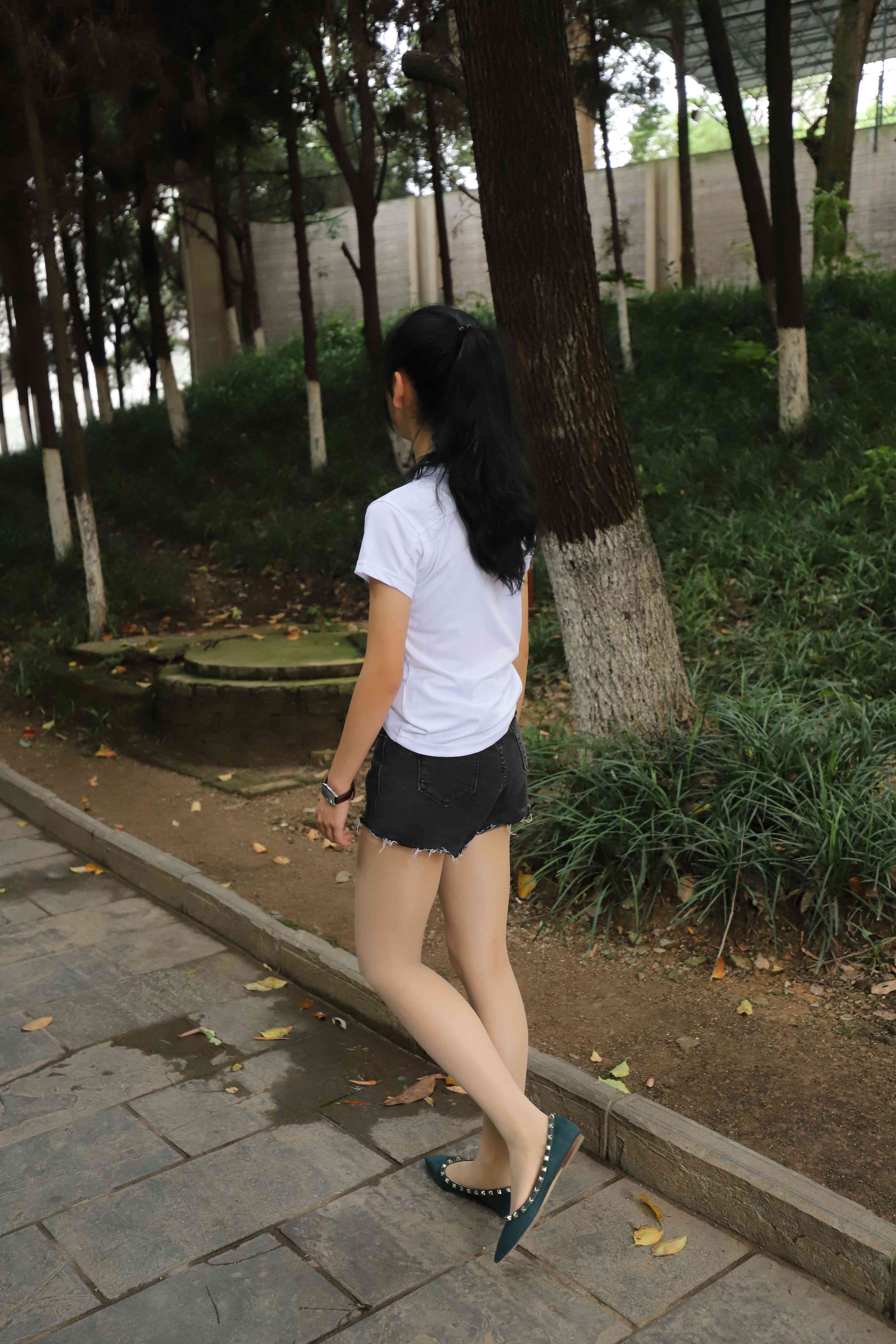 《长腿学姐热裤丝袜脚丫》作品图