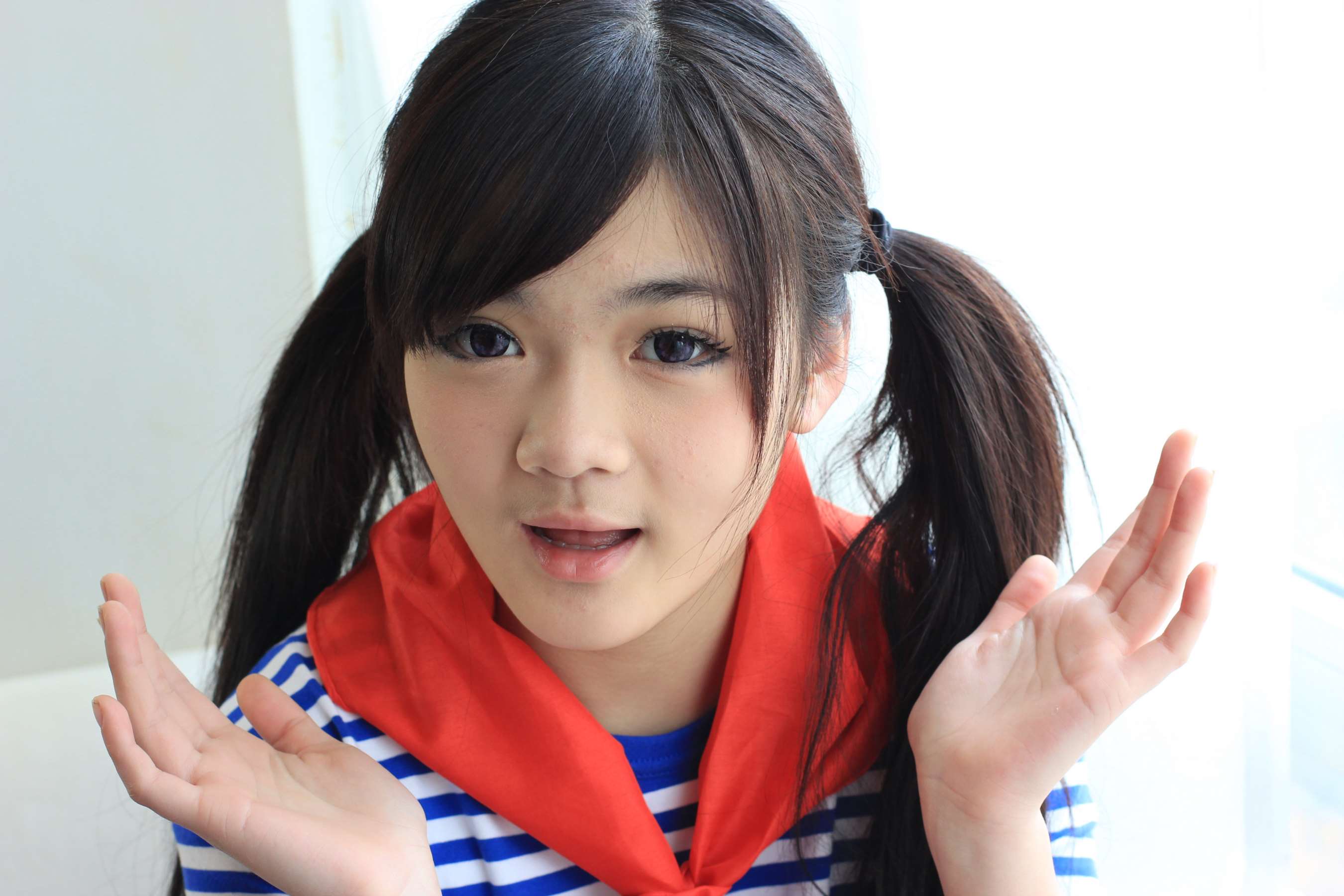 《高一学妹鲜嫩的玉足像奶油一般细腻白皙》作品图