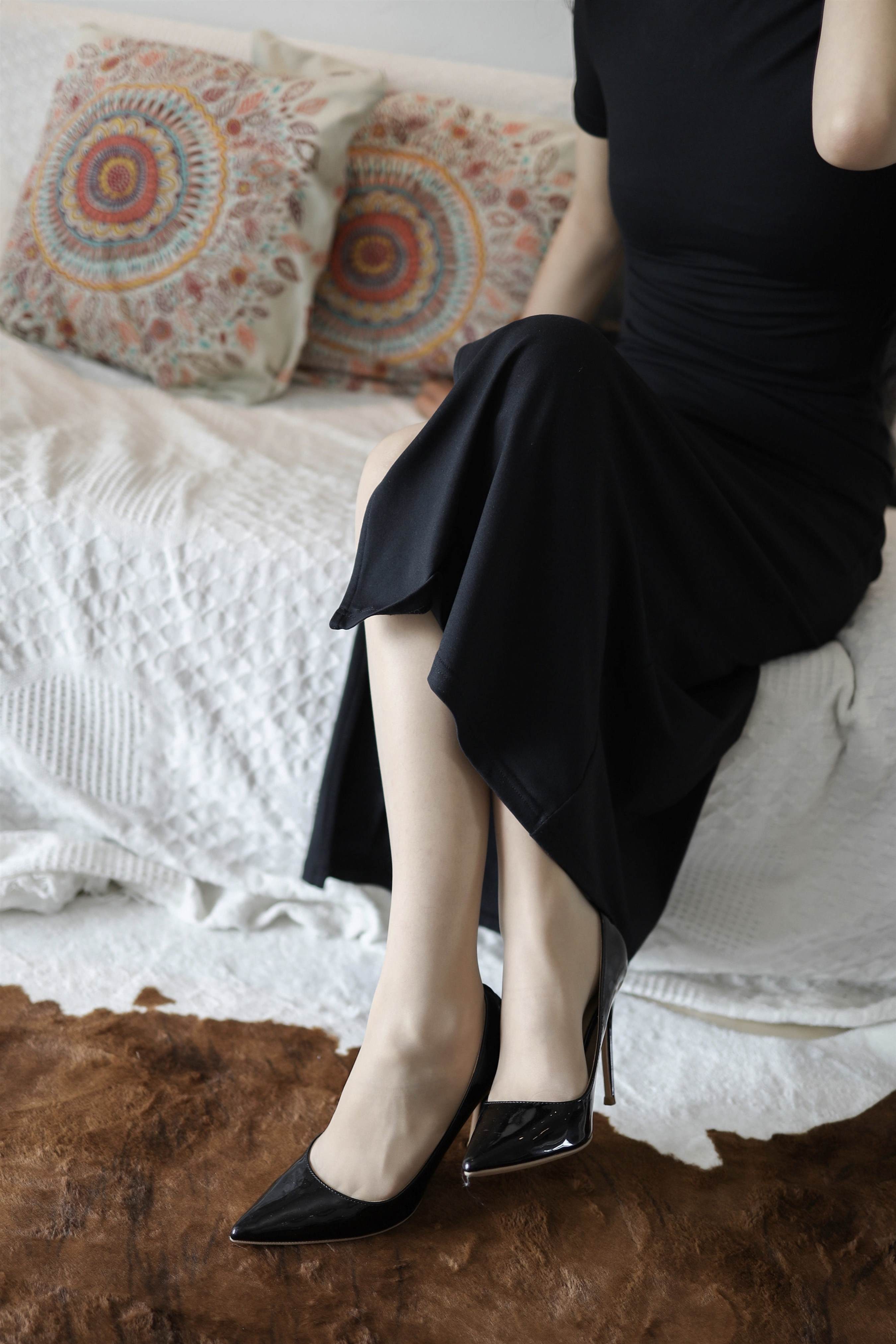 《黑裙の高跟丝袜脚》作品图