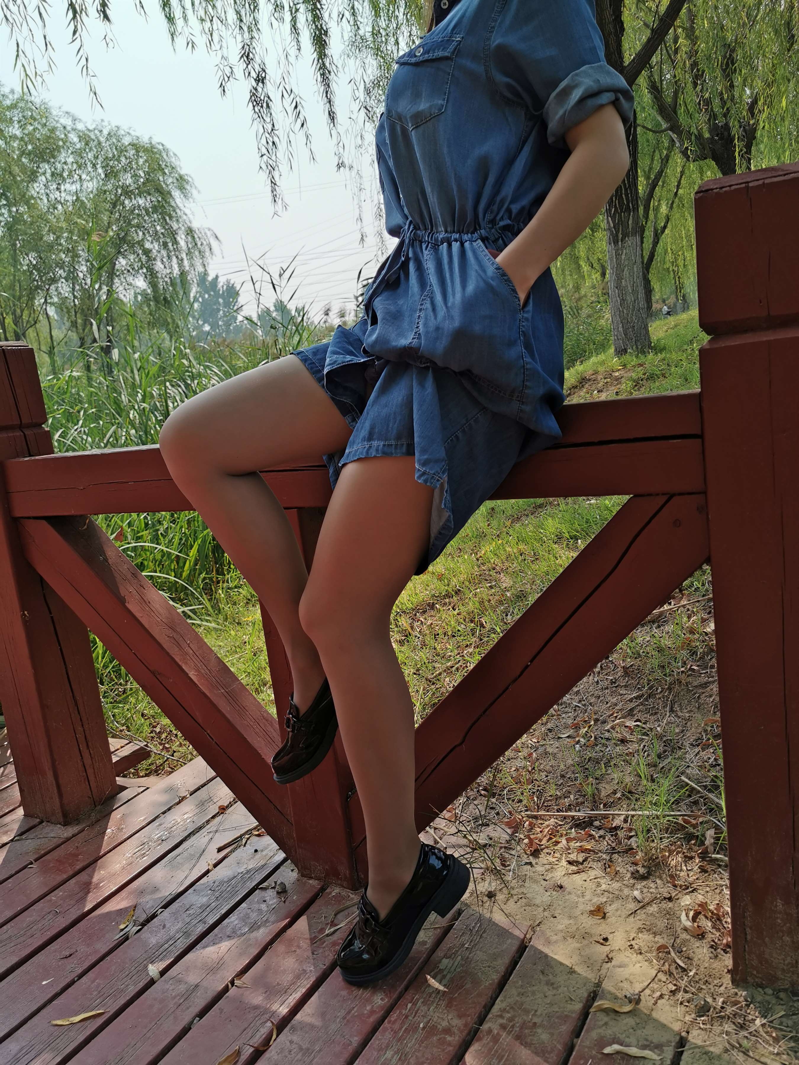 《公园里的肉丝脚【套图+视频1个】》作品图