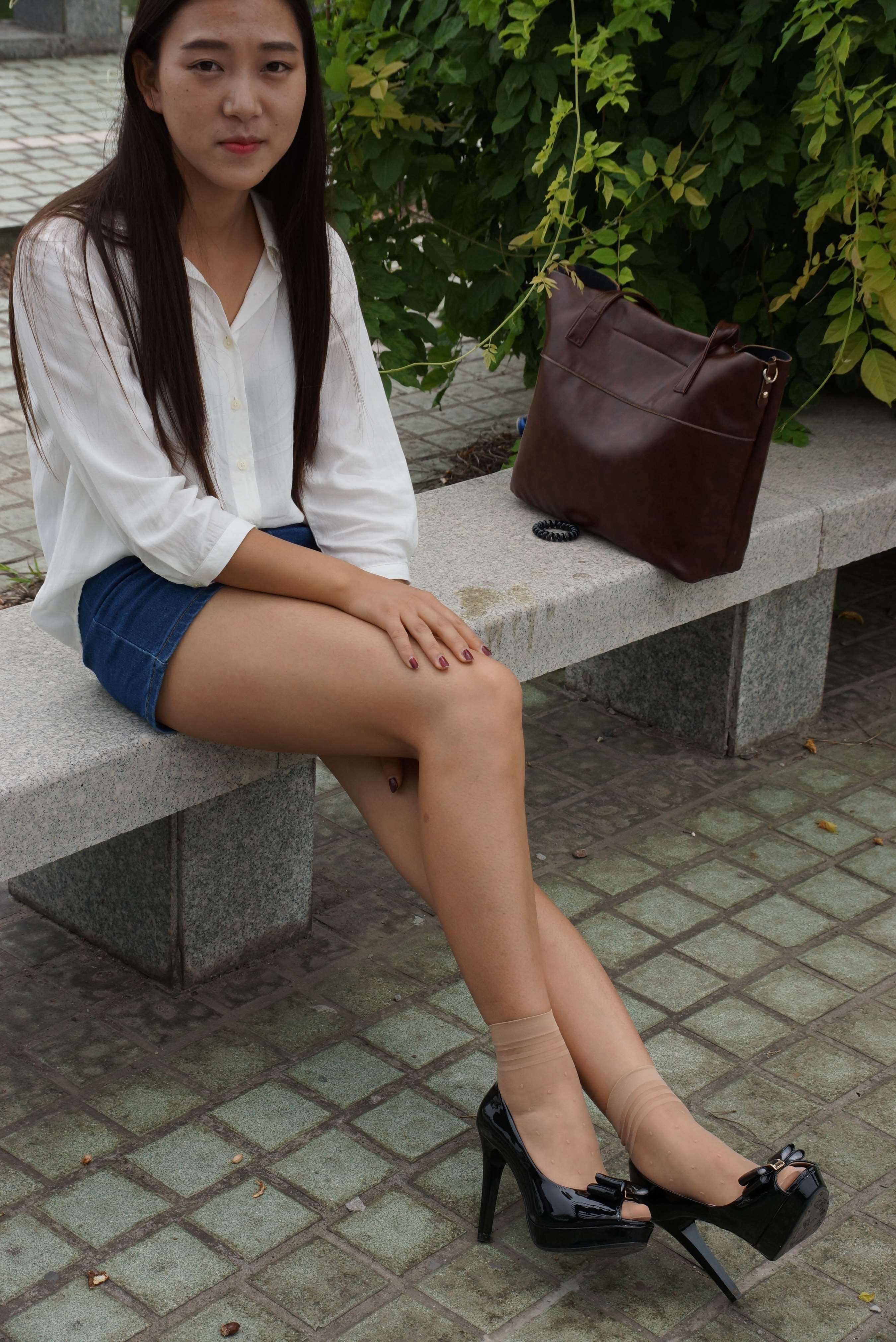 《光脚实在难受,包里的丝袜派上用场了》作品图