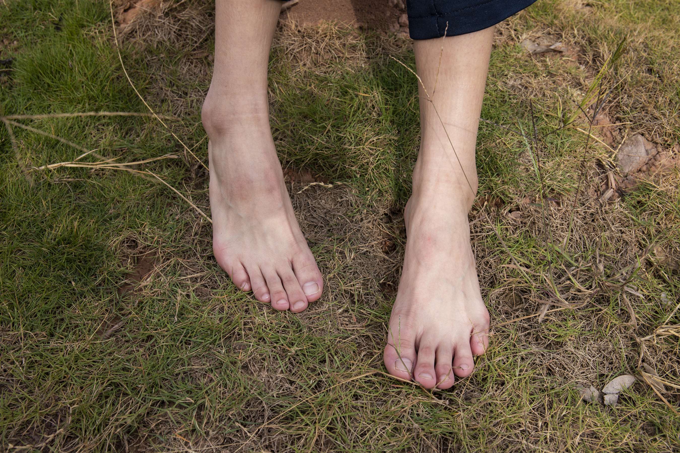 《学生彤彤挑鞋》作品图