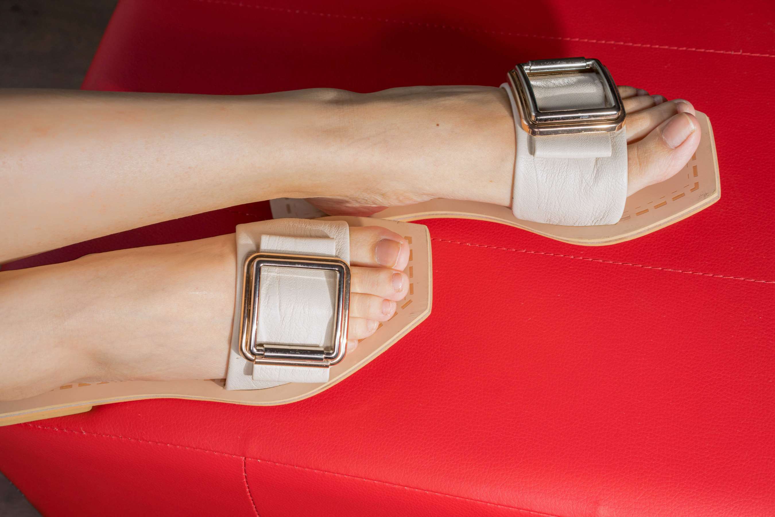 《宋智贞-午后窗边的凉拖玉足》作品图