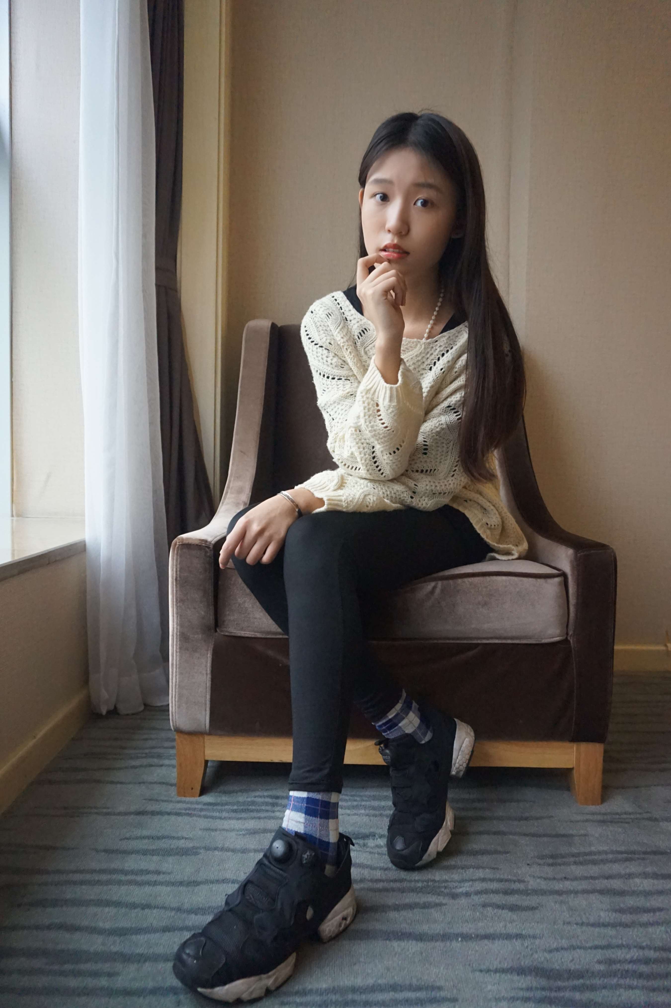 《超甜的大一妹妹展示棉袜裸足》作品图