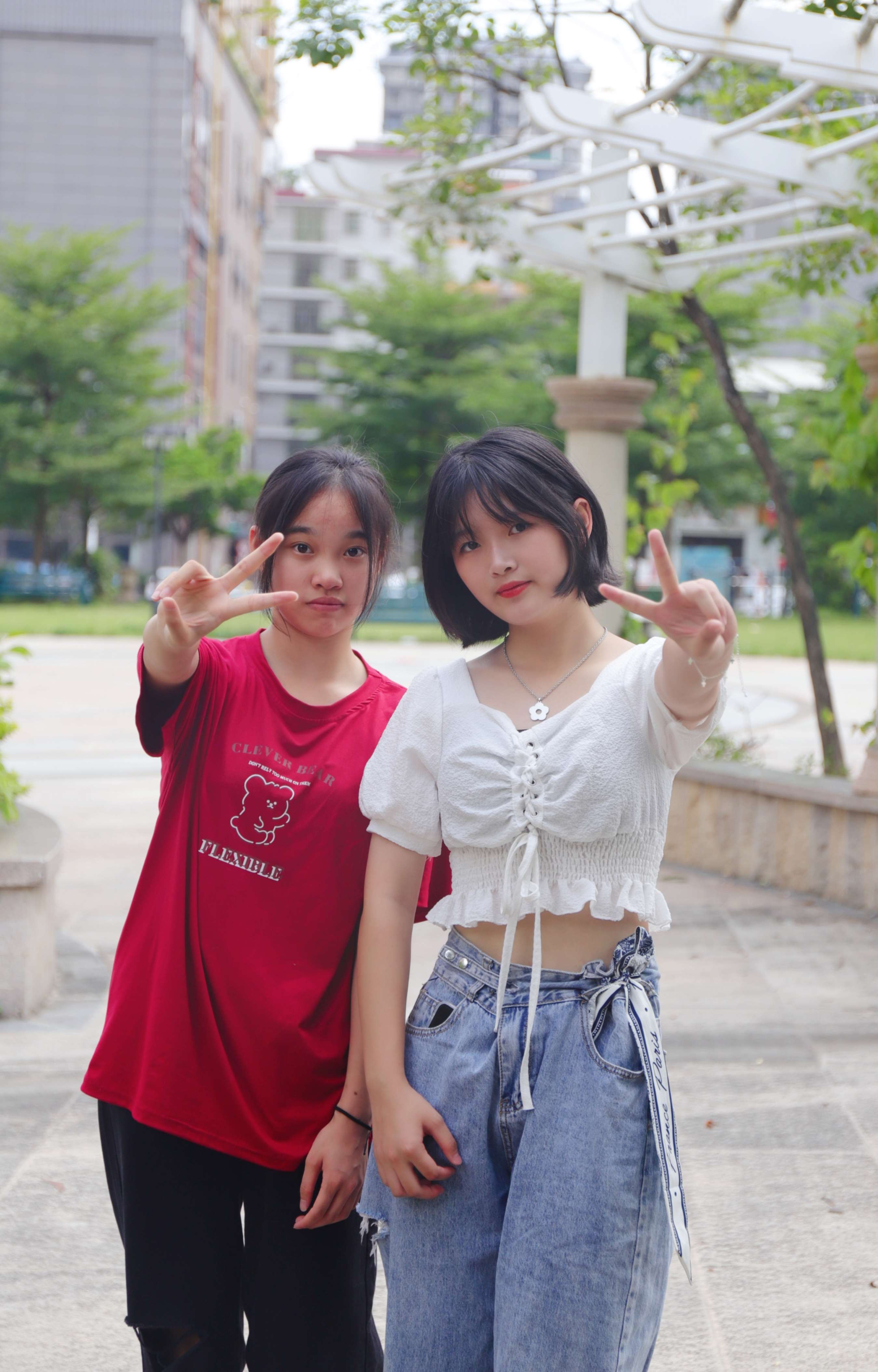 《三朵小花展示脚丫》作品图