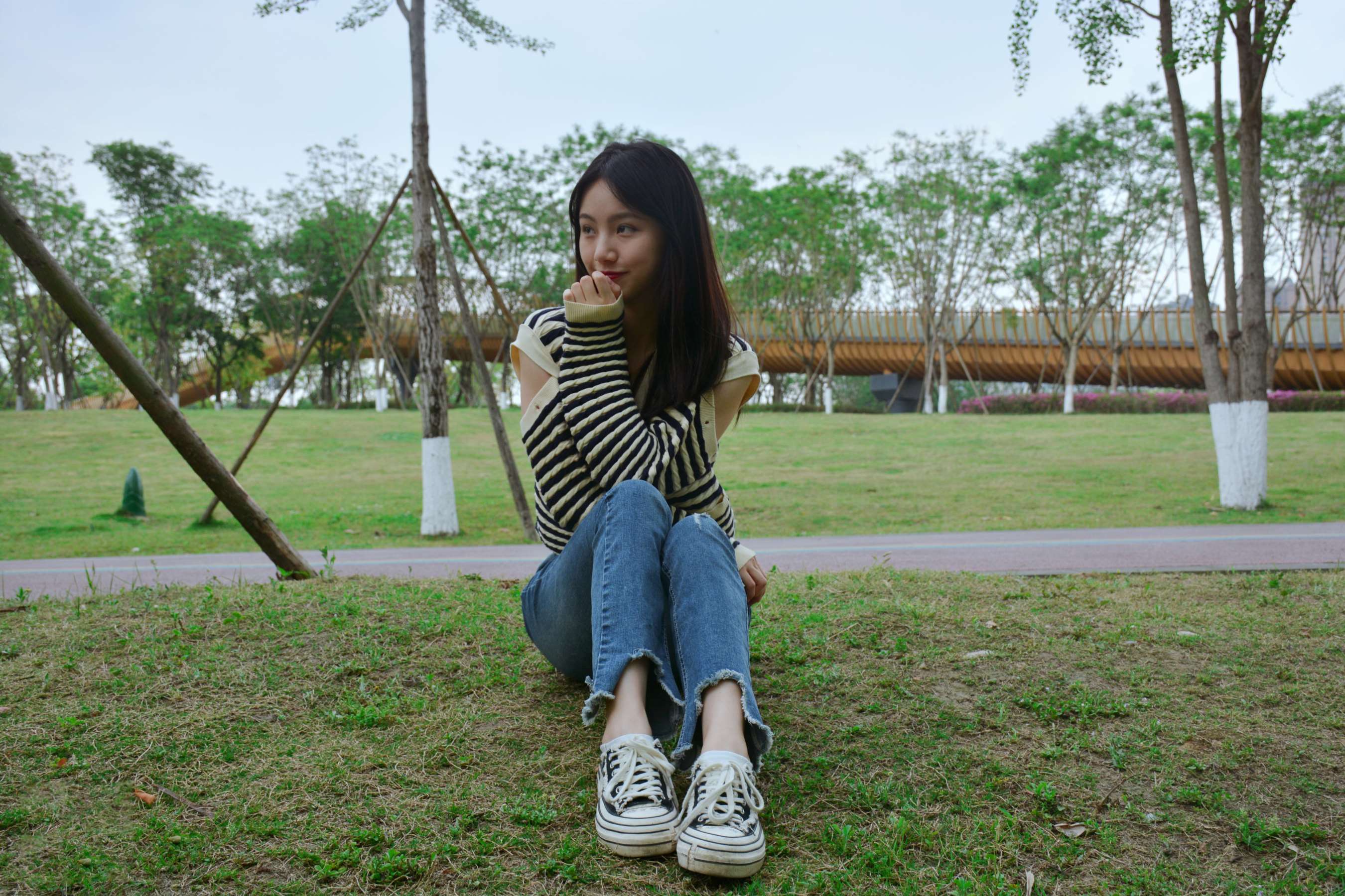 《少女牛仔裤草地白袜》作品图