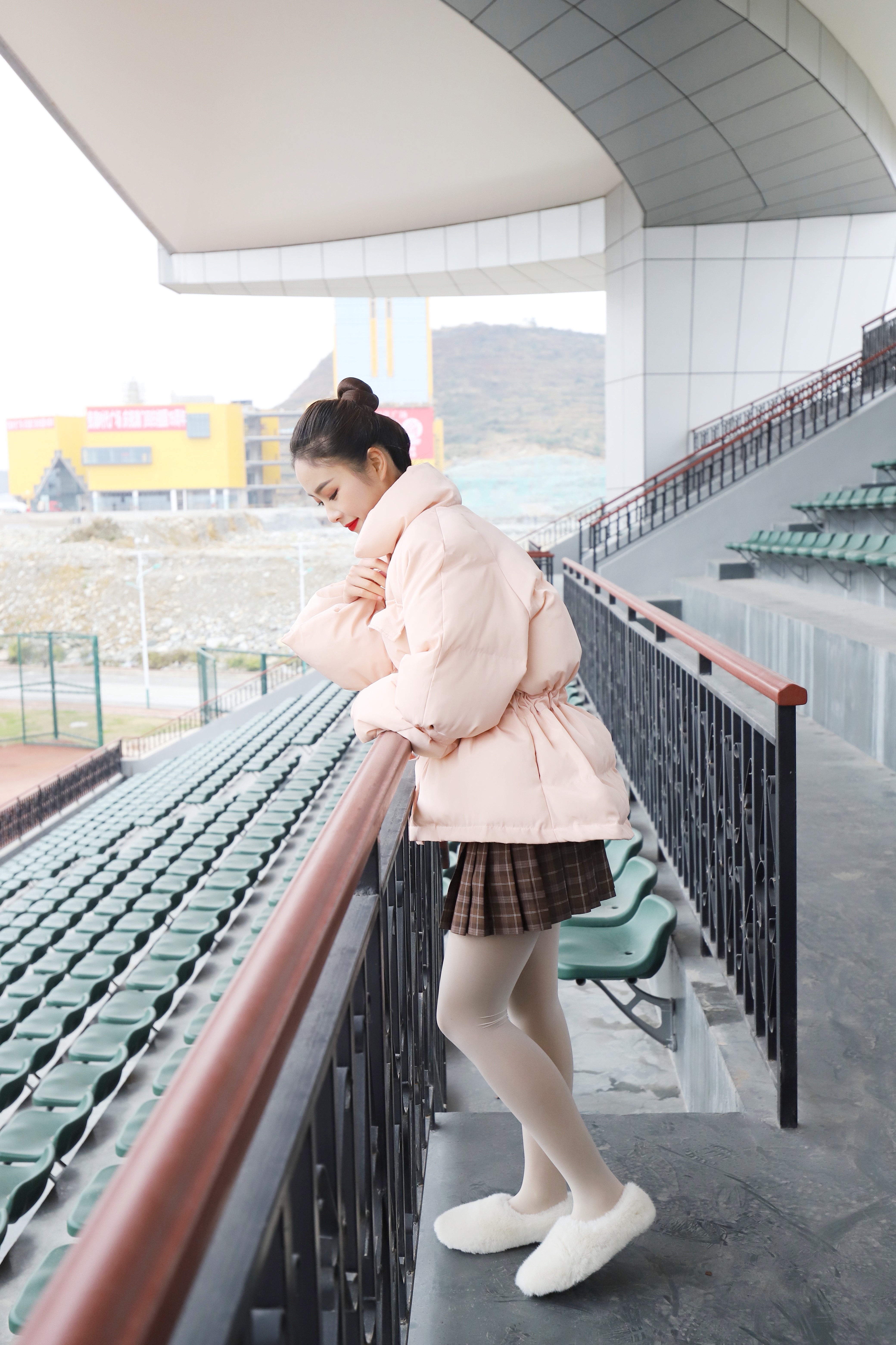 《运动场上的长白丝袜脚丫+视频一部》作品图