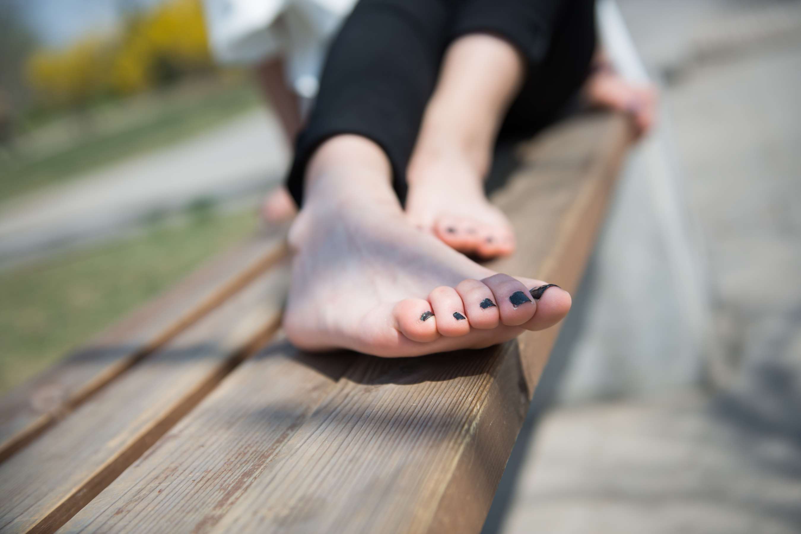 《学姐公园板凳上的嫩足》作品图