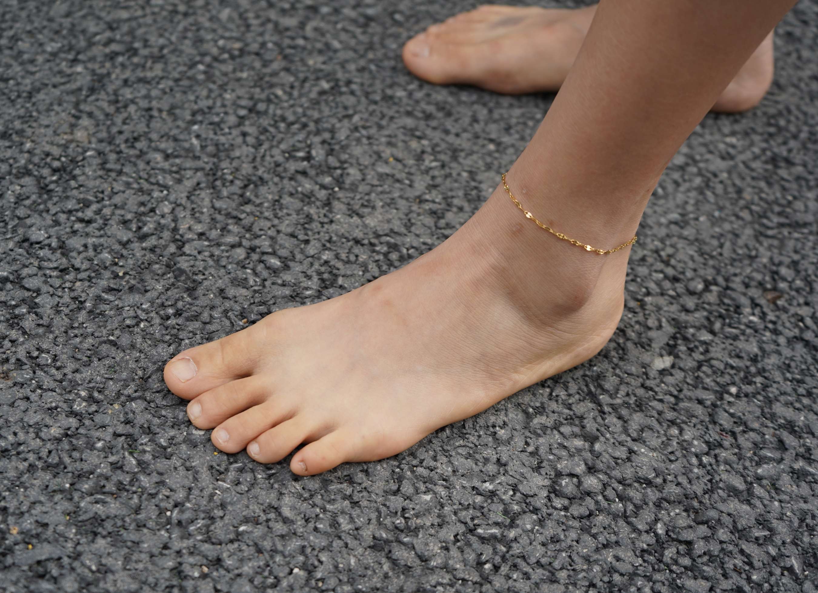 《小红师姐展示37码脚丫》作品图