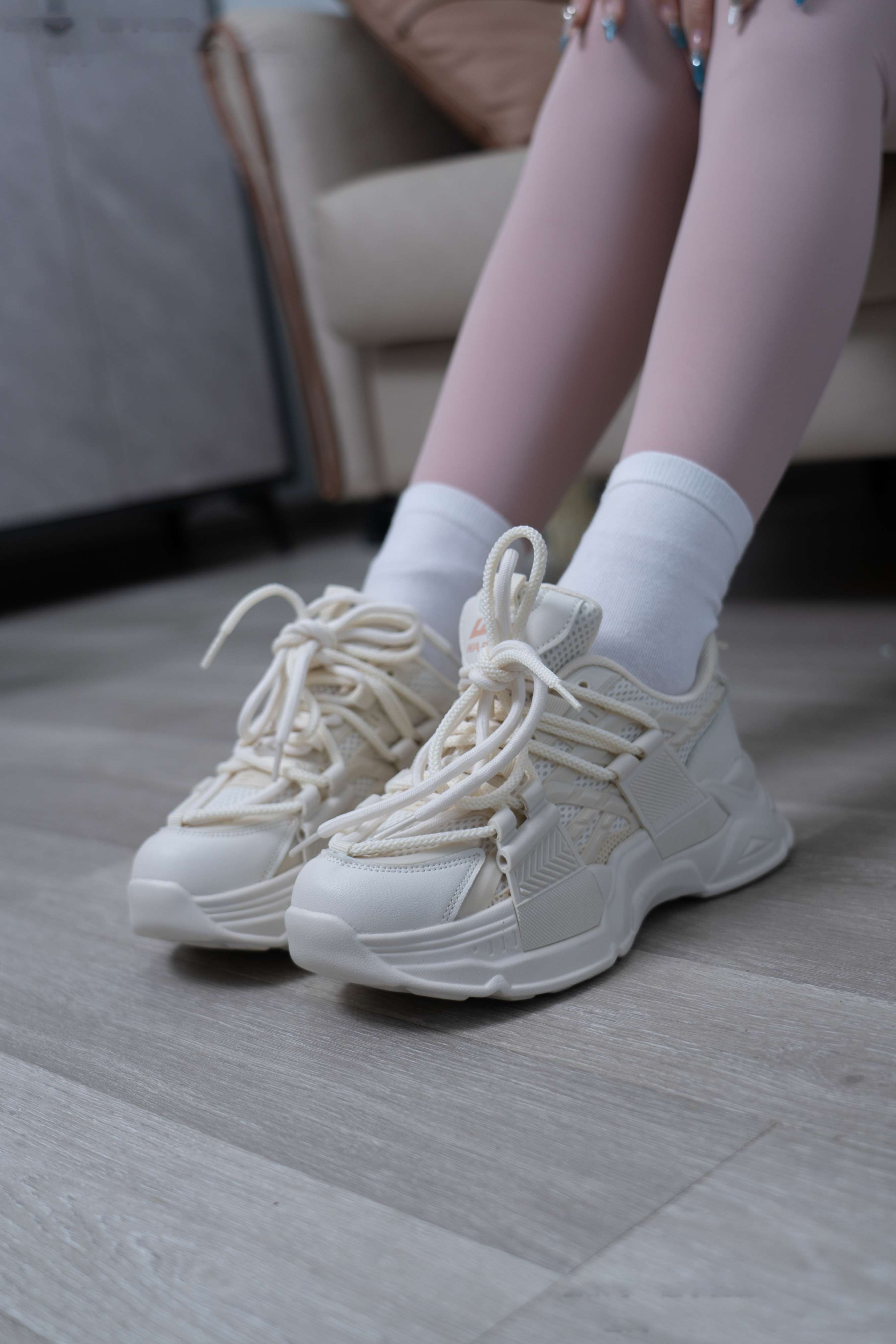 《璇璇-瑜伽裤、运动鞋、白棉袜、裸足》作品图