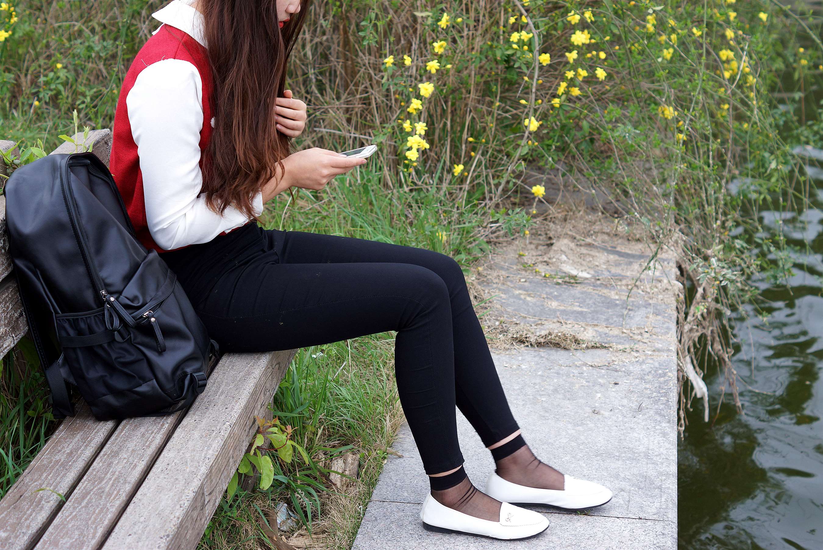 《妹子一坐下来就脱鞋透气》作品图