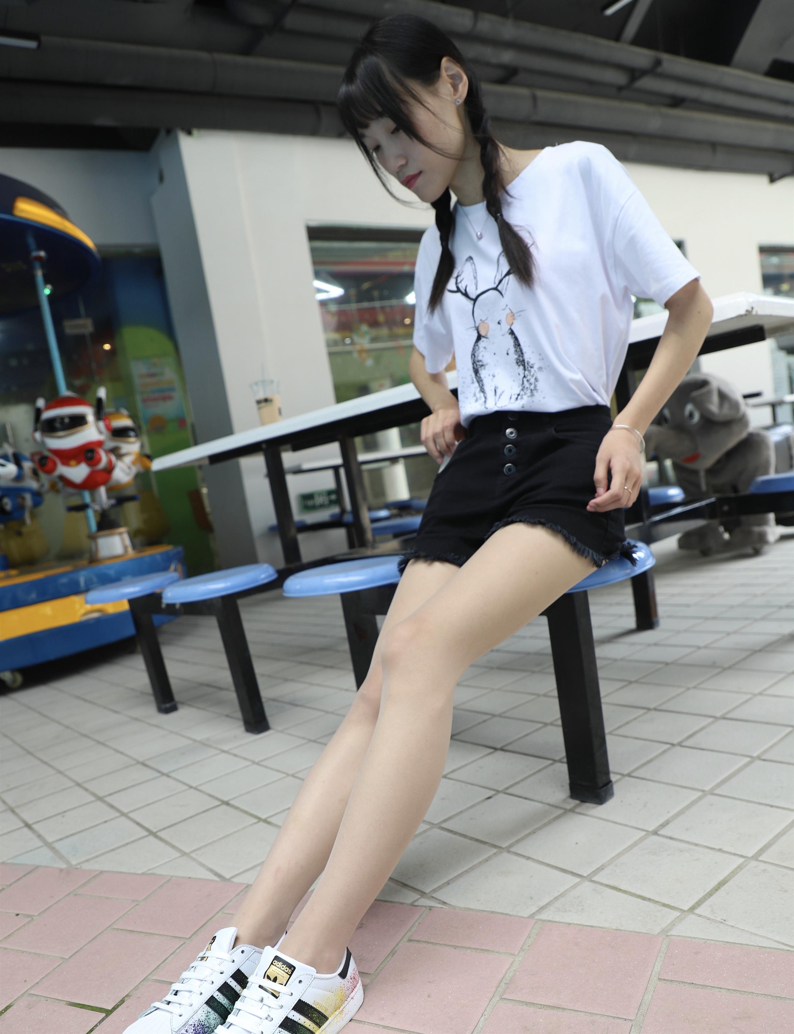 《骨感少女丝袜脚丫+视频1个》作品图