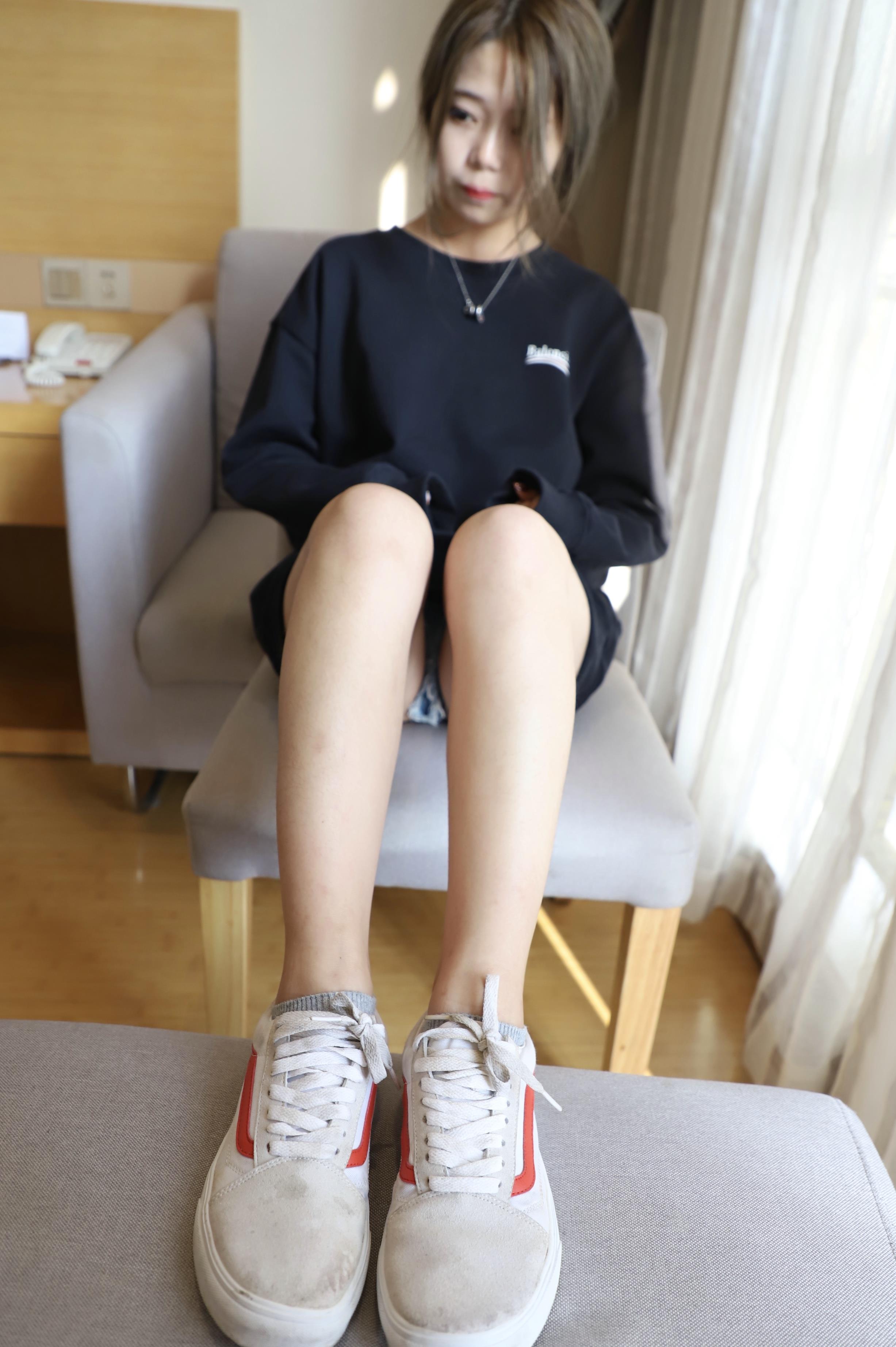 《脏脏的回力鞋の棉袜脚丫》作品图