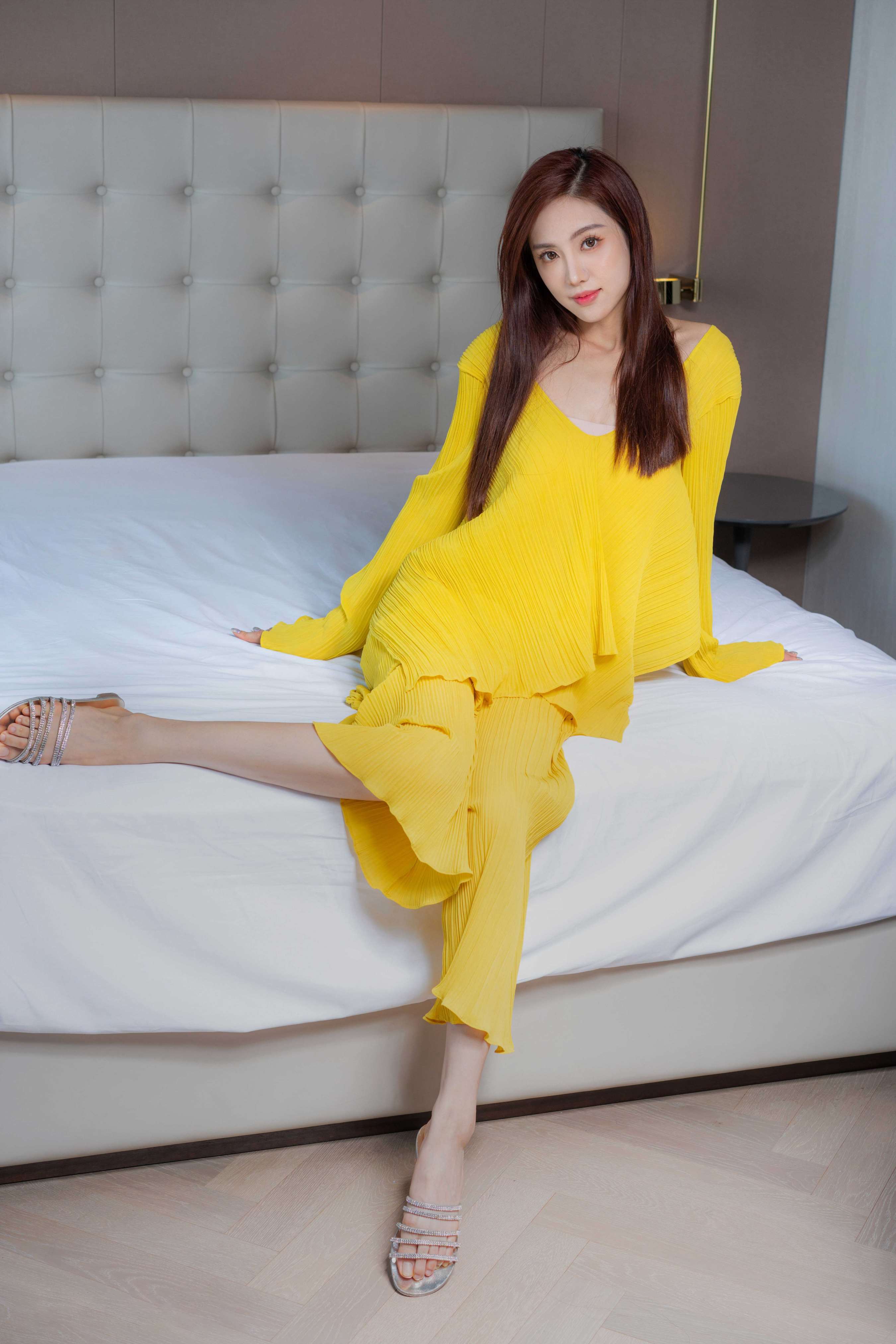 《静怡-都市丽人的白皙凉拖玉足》作品图