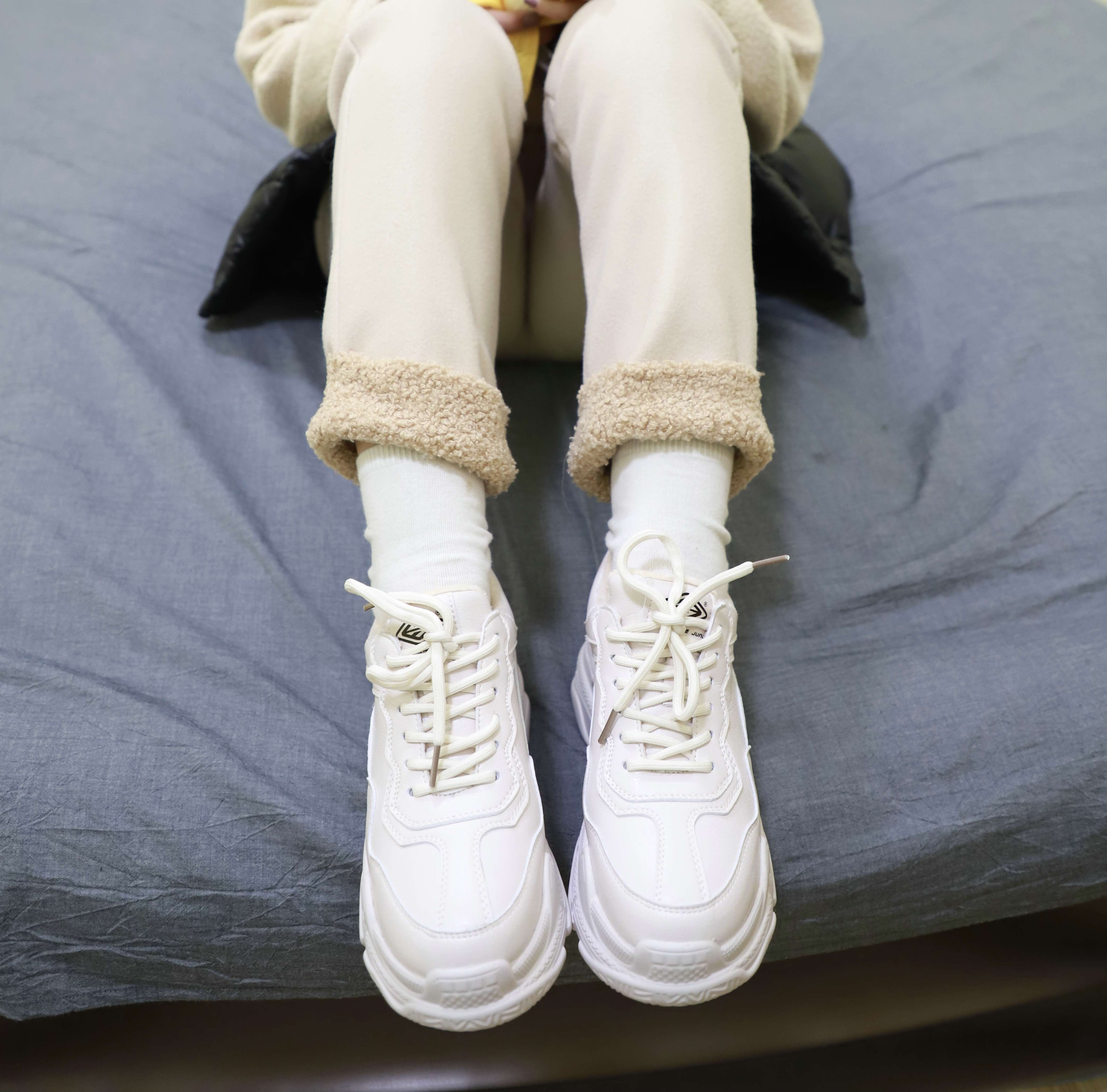 《运动鞋の白棉袜脚》作品图