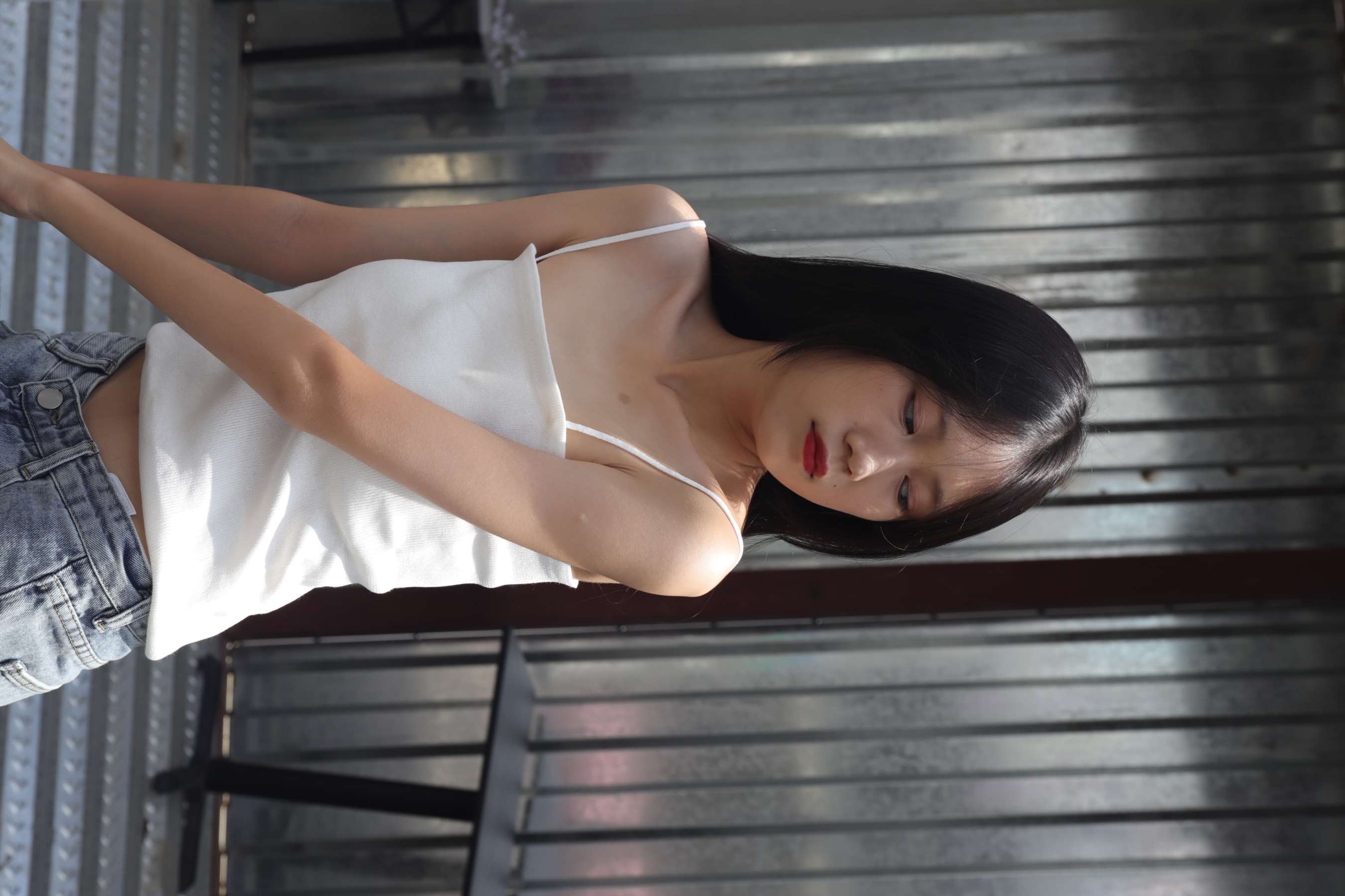 《终于哄得表妹拍了套吊带脚丫图 第二套》作品图