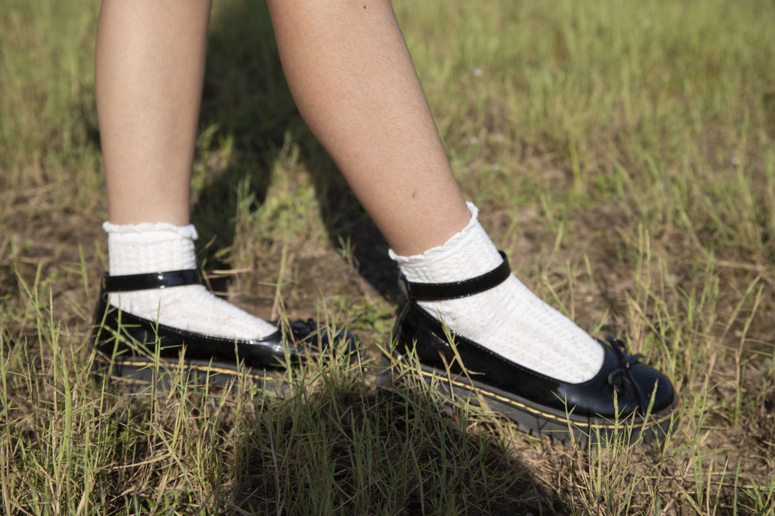 《仙女静儿游山玩水全纪录，脱鞋秀脚丫【套图+4K视频】》作品图