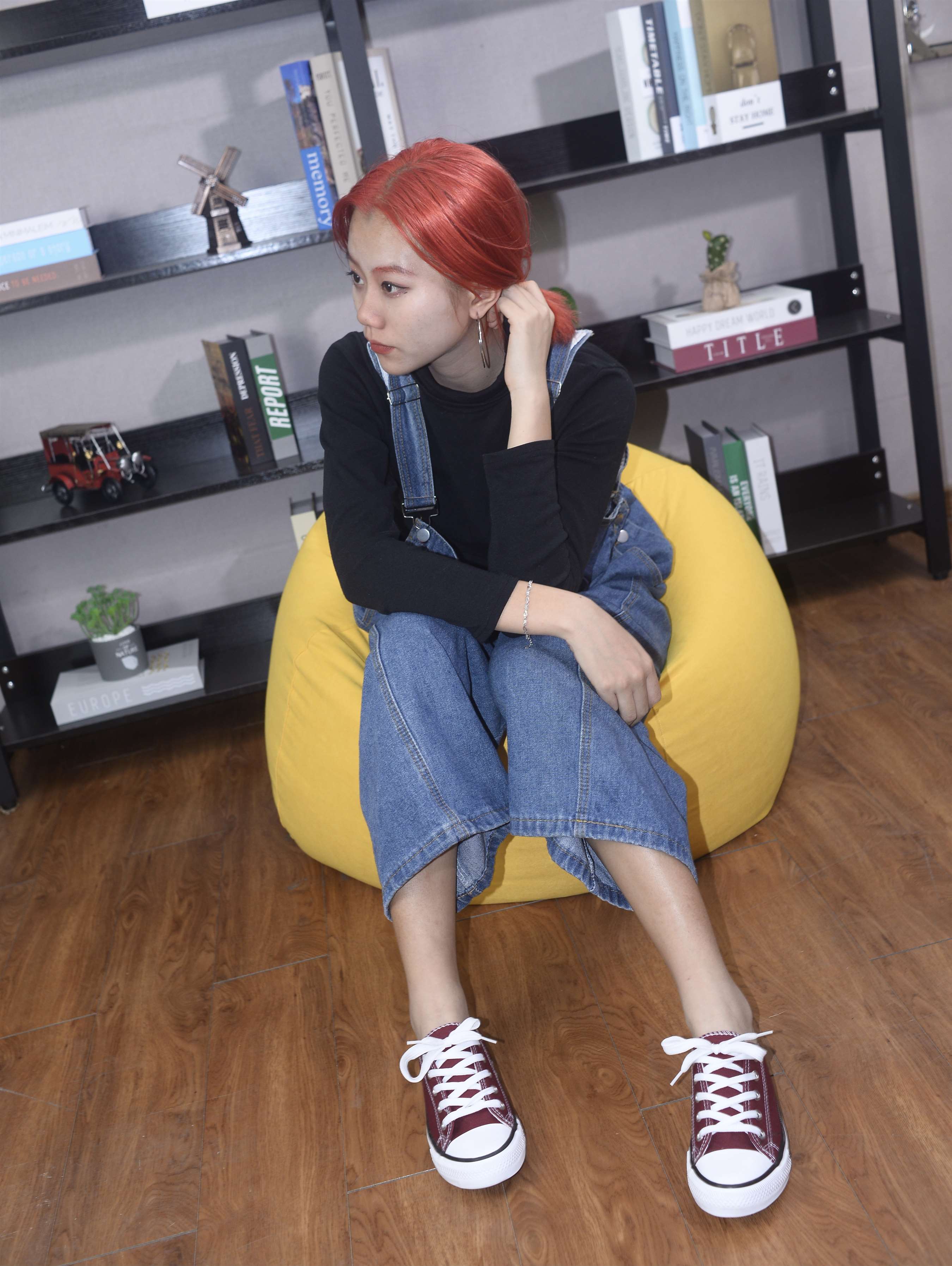 《红发少女帆布鞋の船袜脚【视频1个网盘下载】》作品图