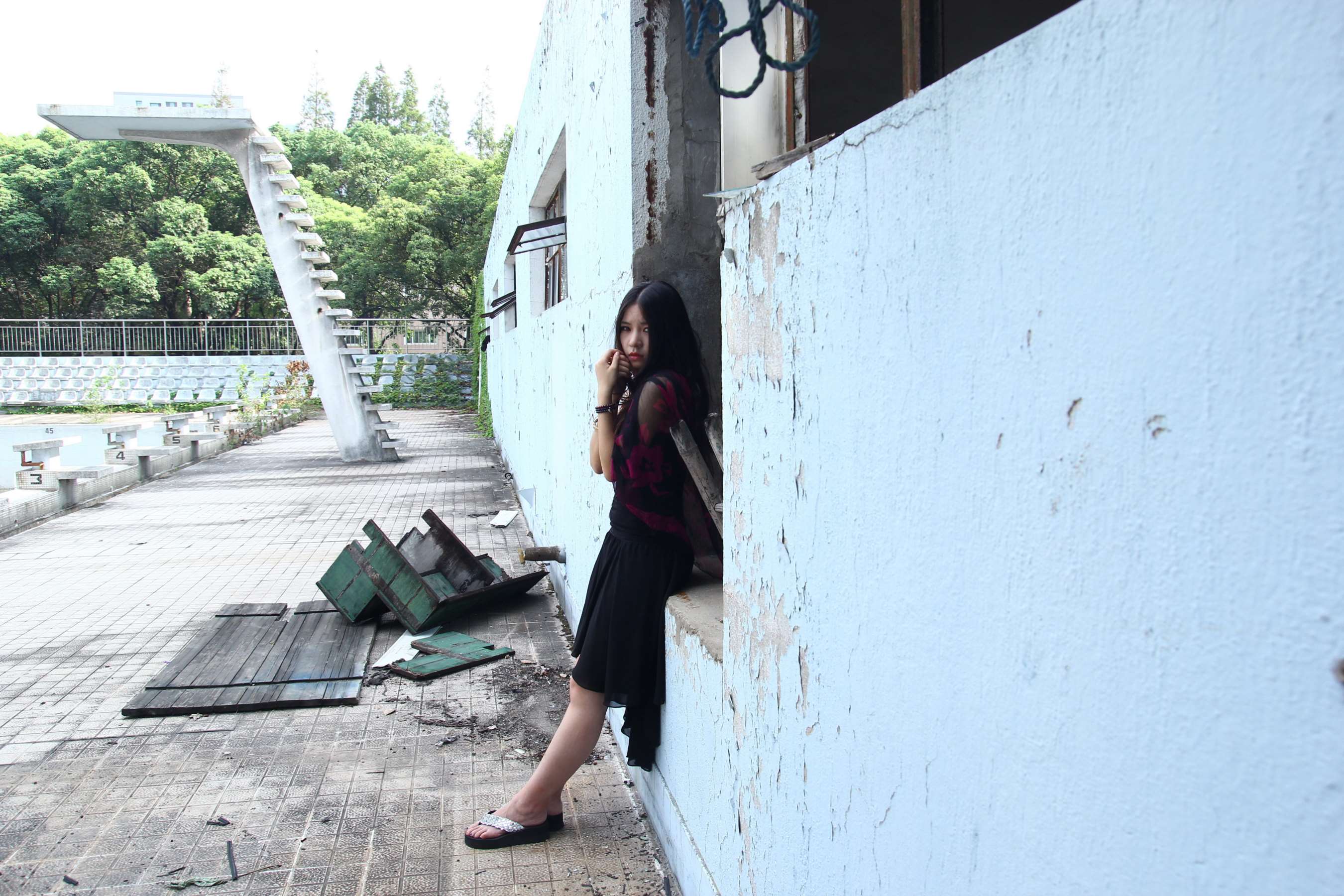 《吖妮在泳池边秀白嫩脚丫》作品图