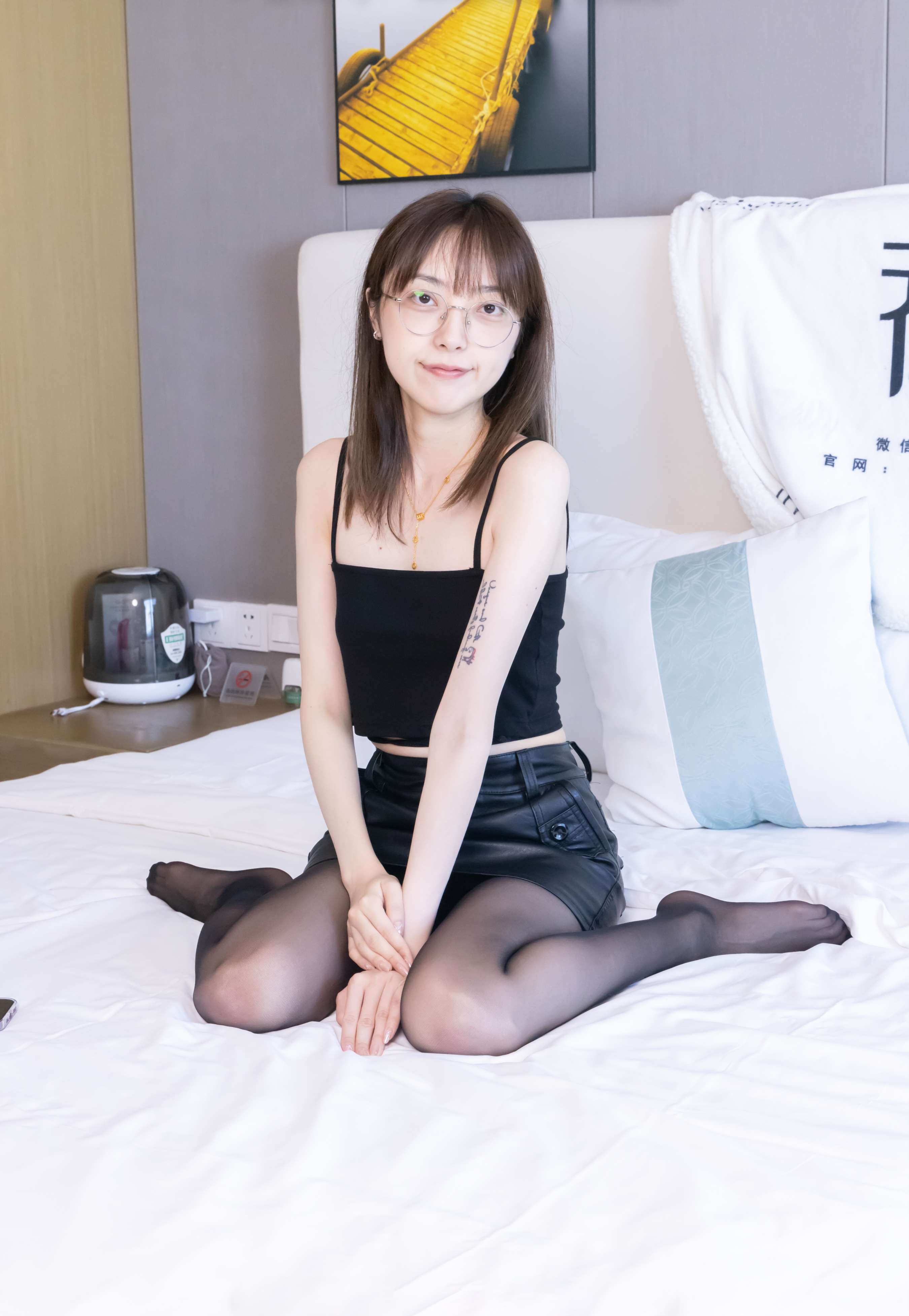 《稚予-高跟鞋、黑丝、裸足》作品图