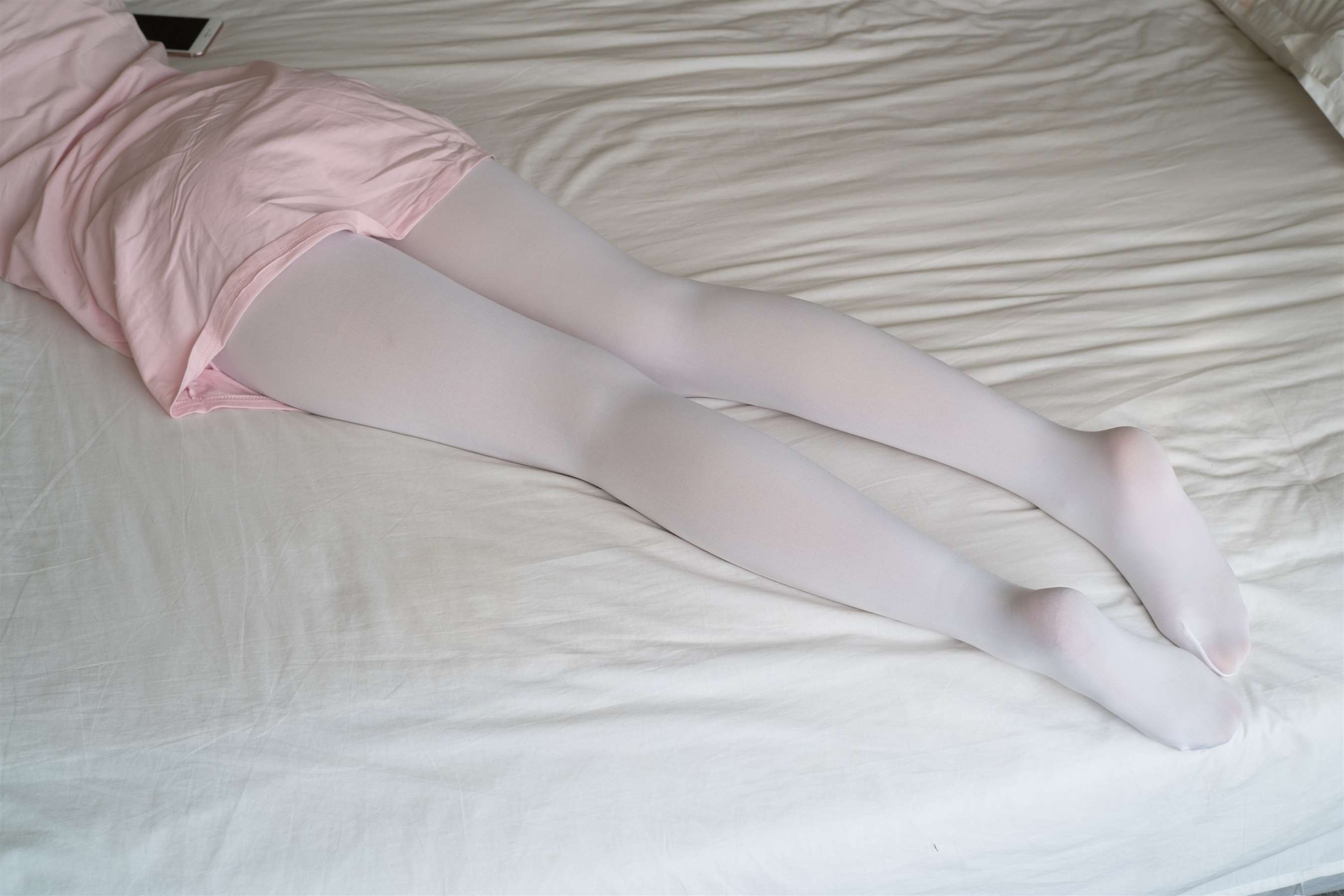 《睡裙の白丝脚丫》作品图