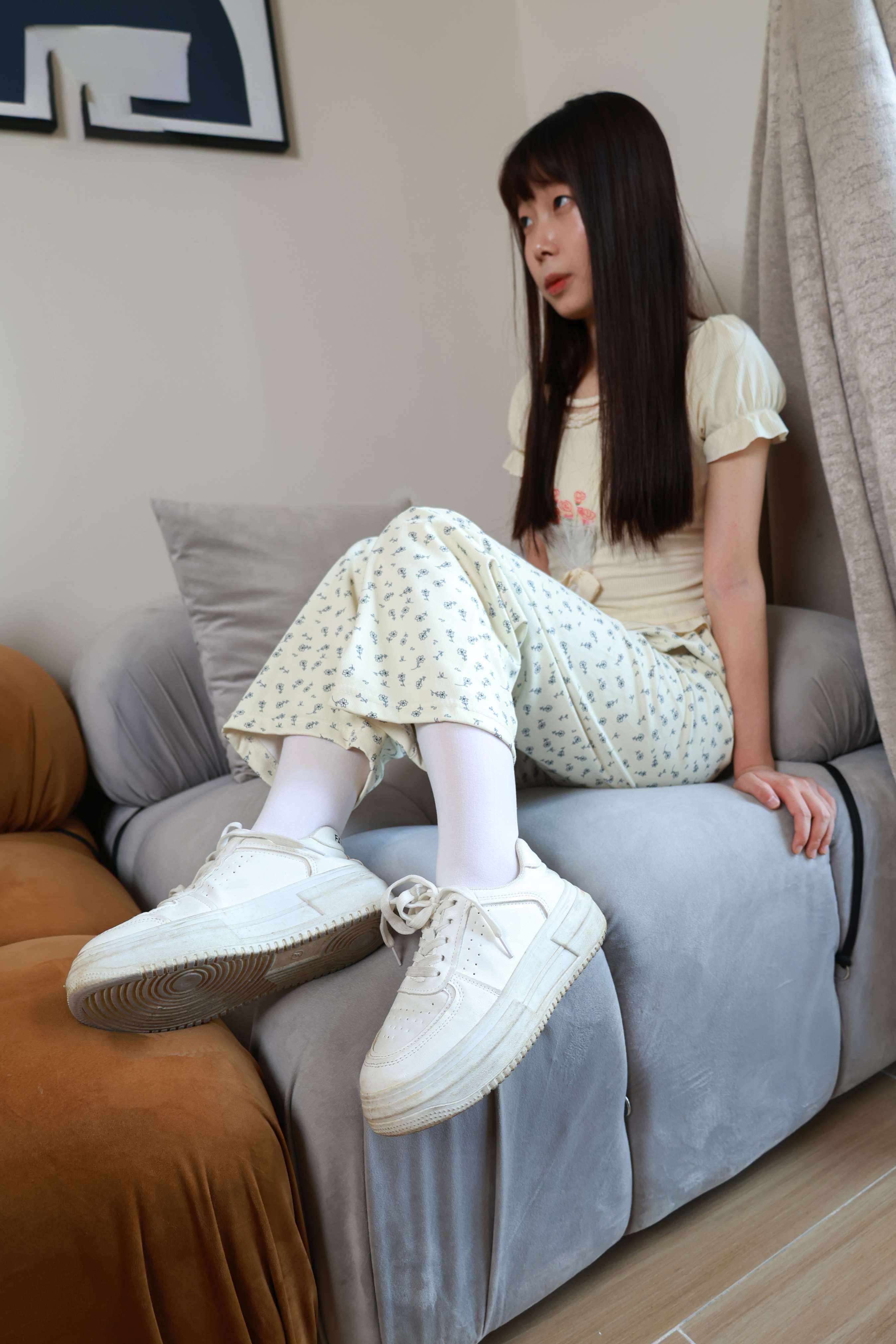 《学姐板鞋の长白袜足》作品图