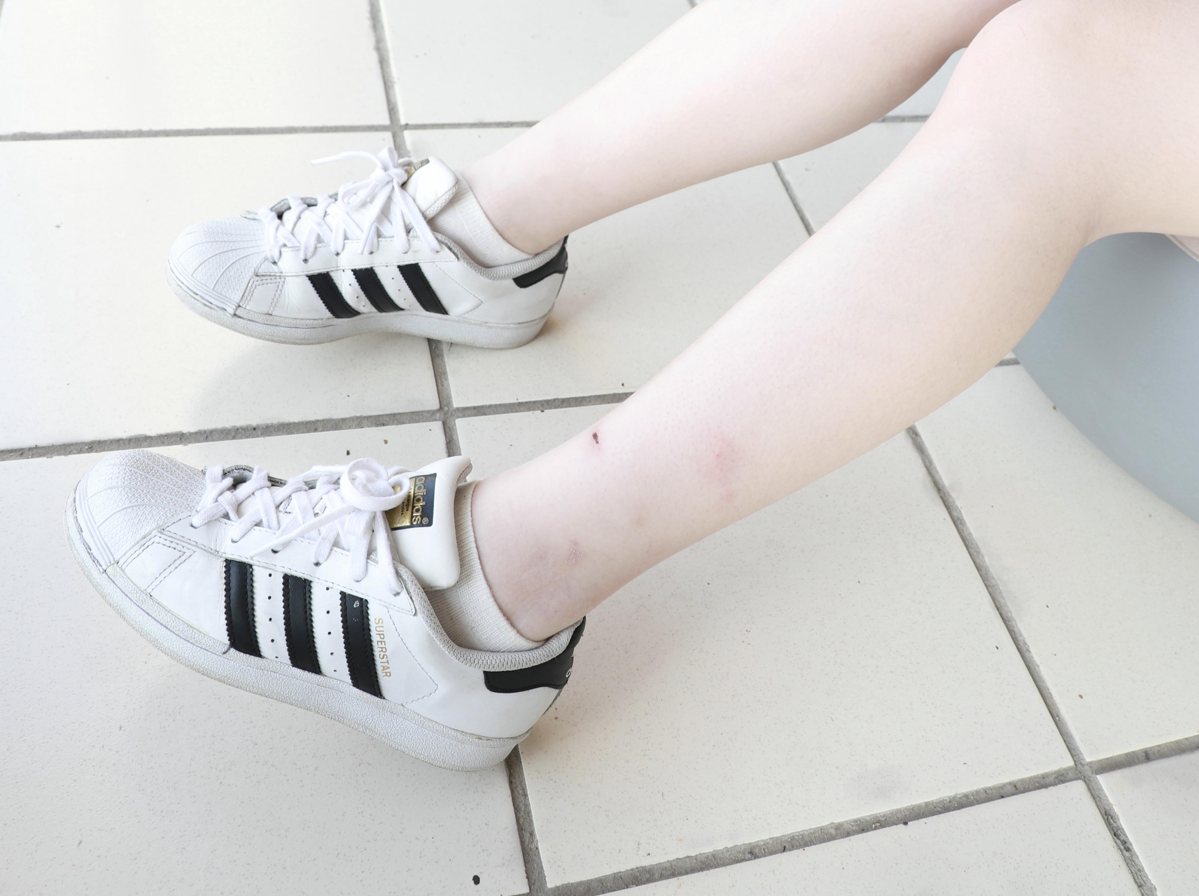 《板鞋棉袜脚の脱袜过程》作品图