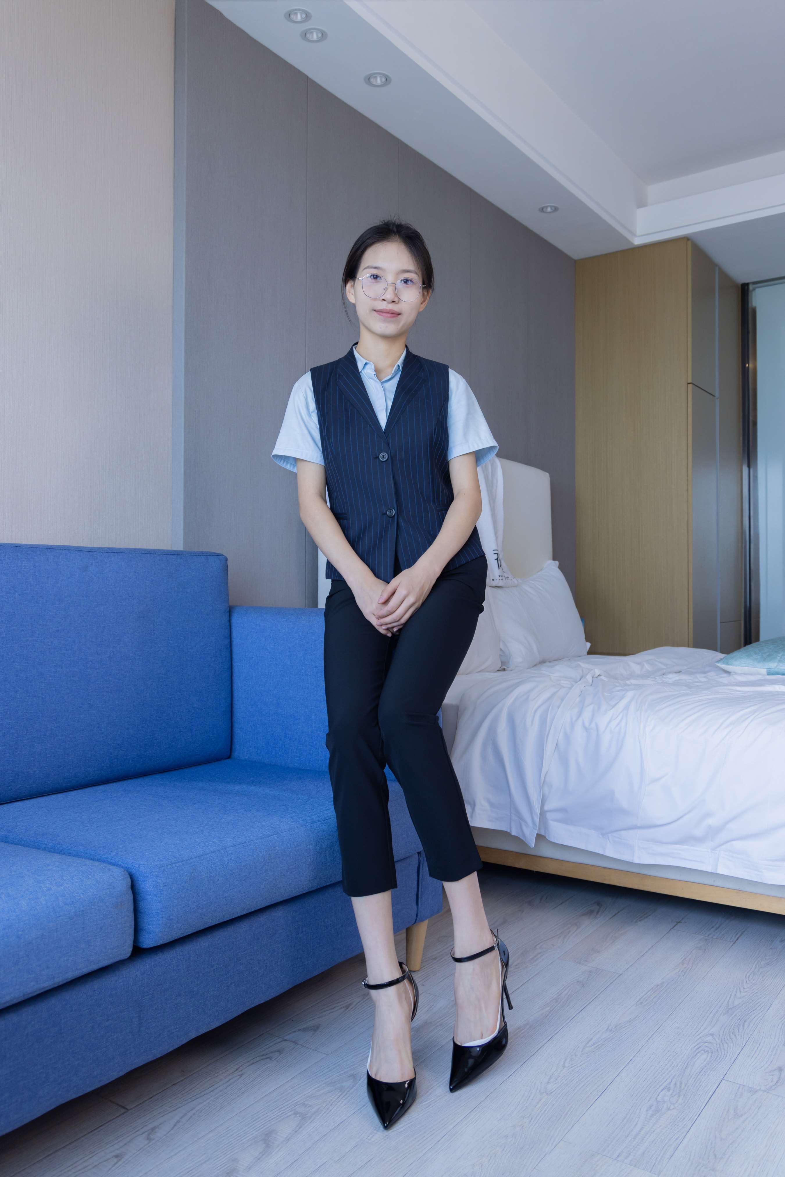 《芝士-银行制服高跟鞋の白色吊带船袜》作品图