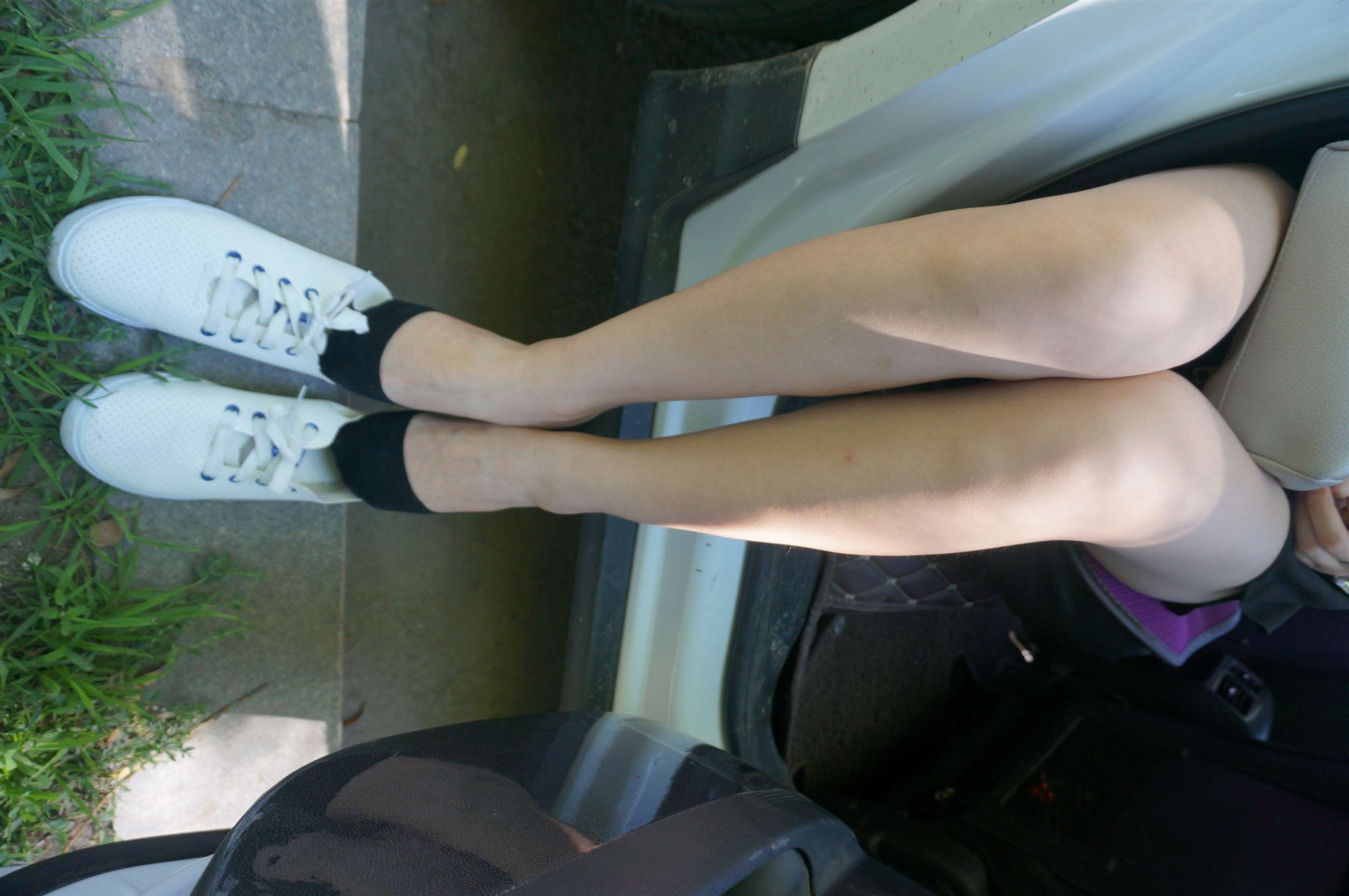 《轿车上的嫩足》作品图