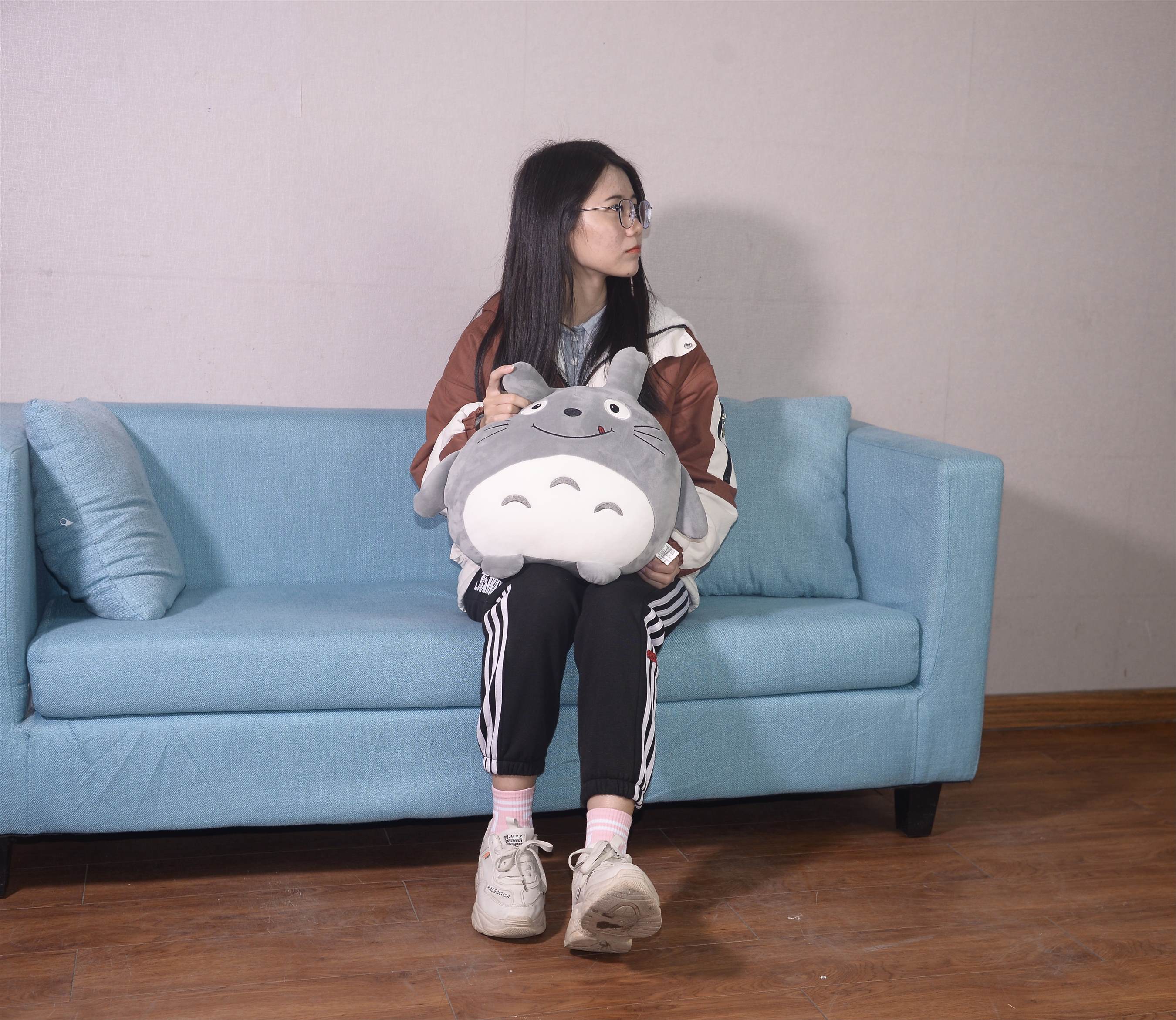 《龙猫抱枕の眼镜学妹》作品图