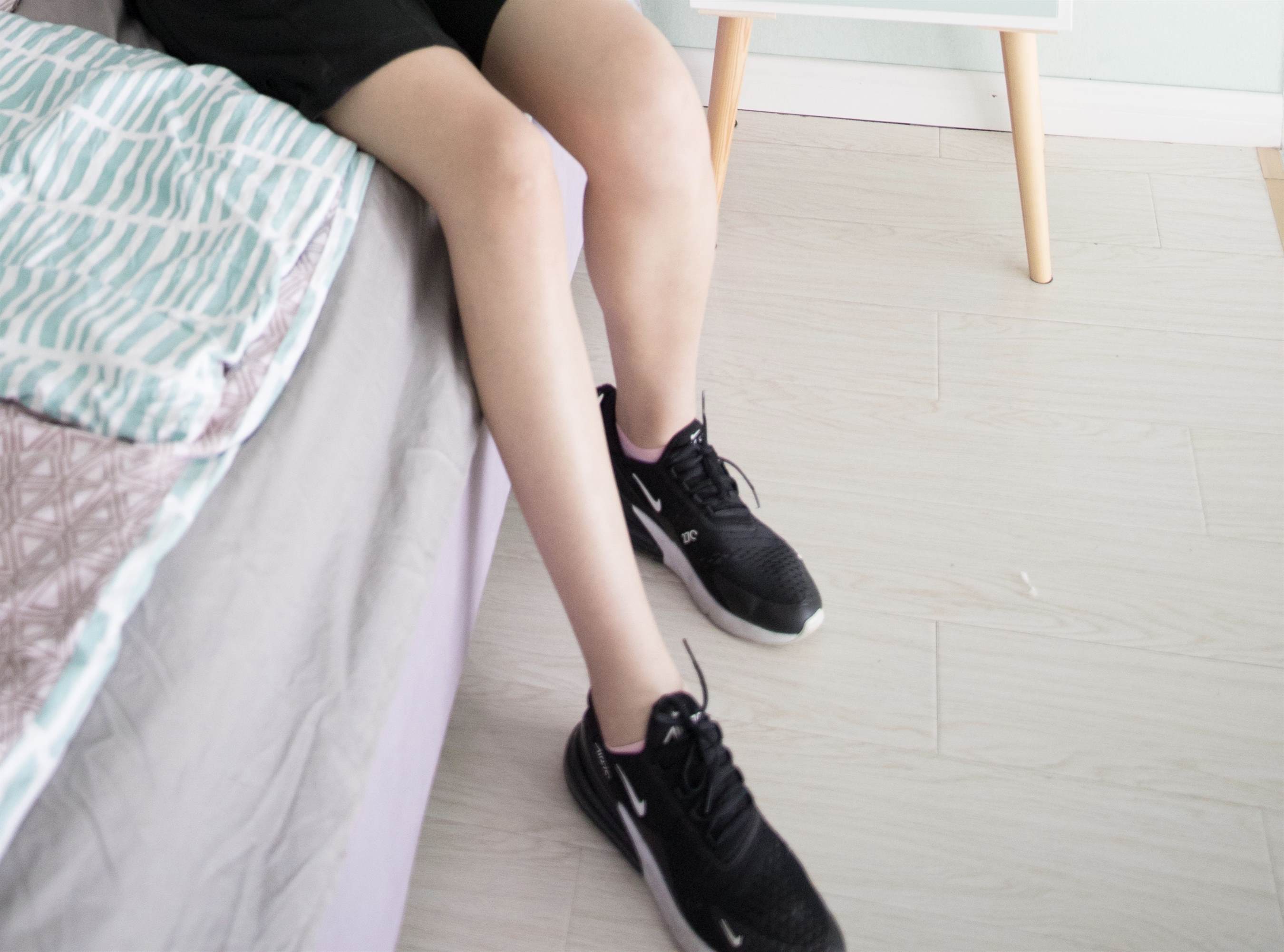 《短发长腿小师妹+视频2个网盘下载》作品图