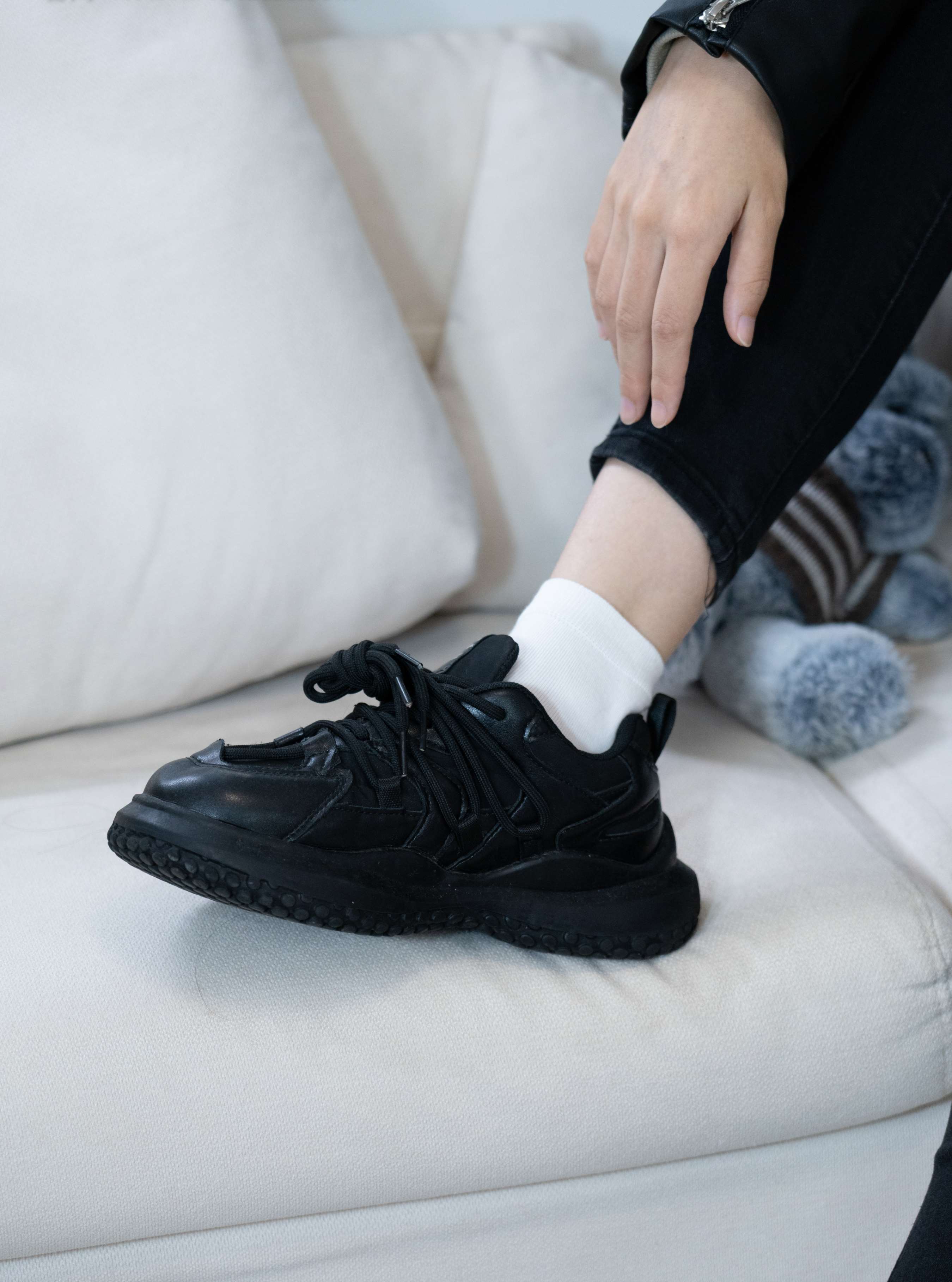 《肉肉-运动鞋白棉袜の裸足》作品图