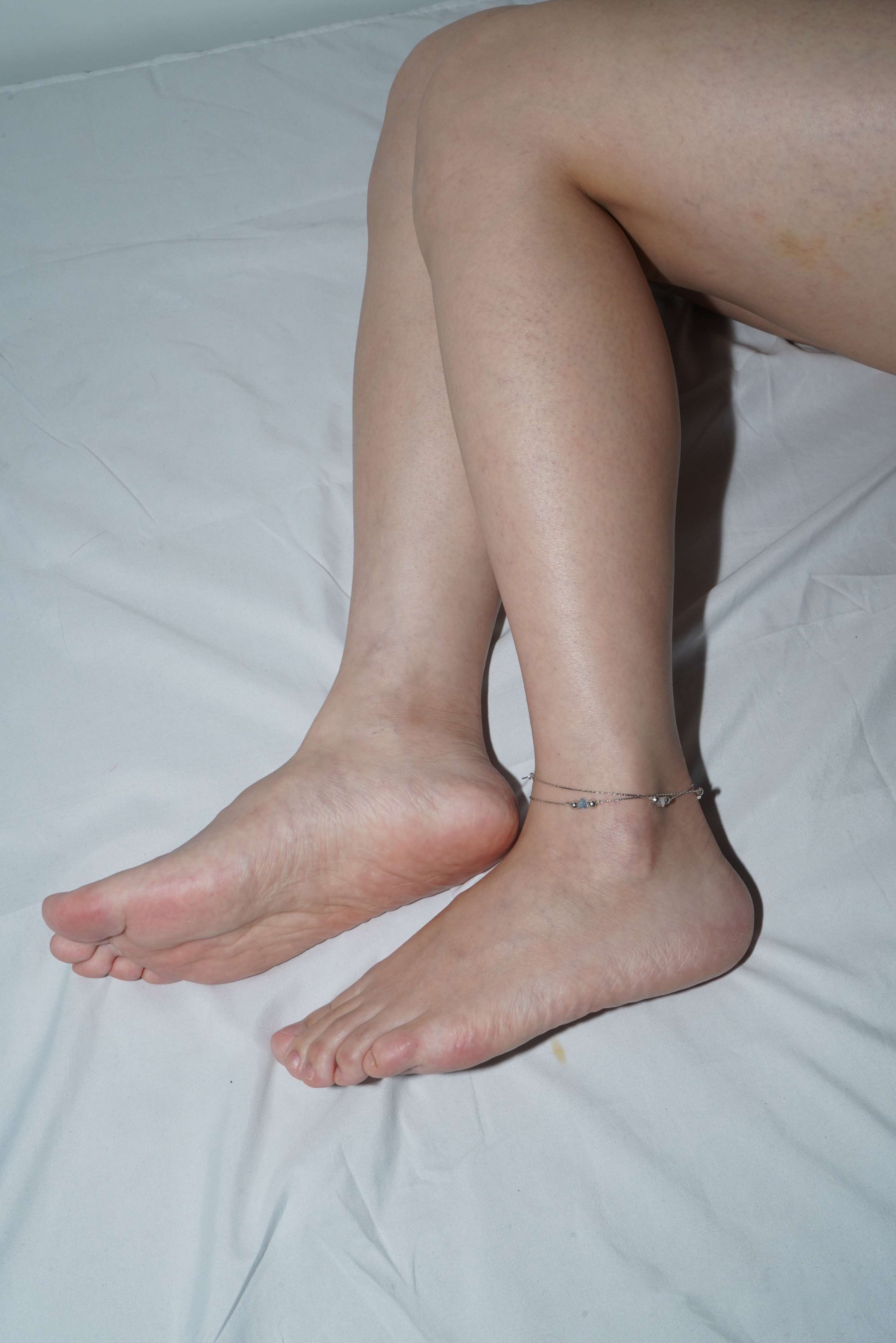 《小婷的37码美脚手感非常不错》作品图