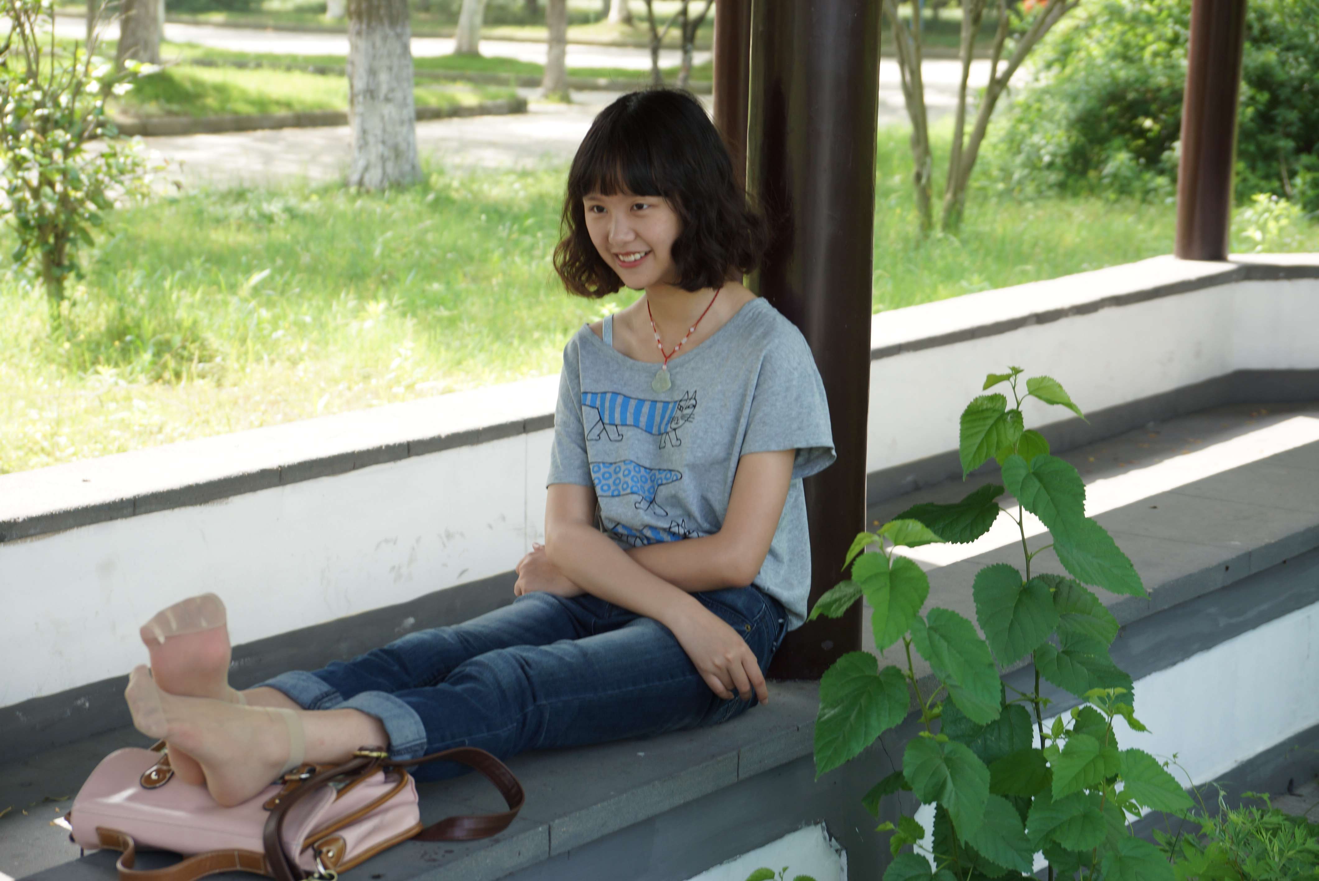 《大一妹子课程较少，被劝来拍摄》作品图