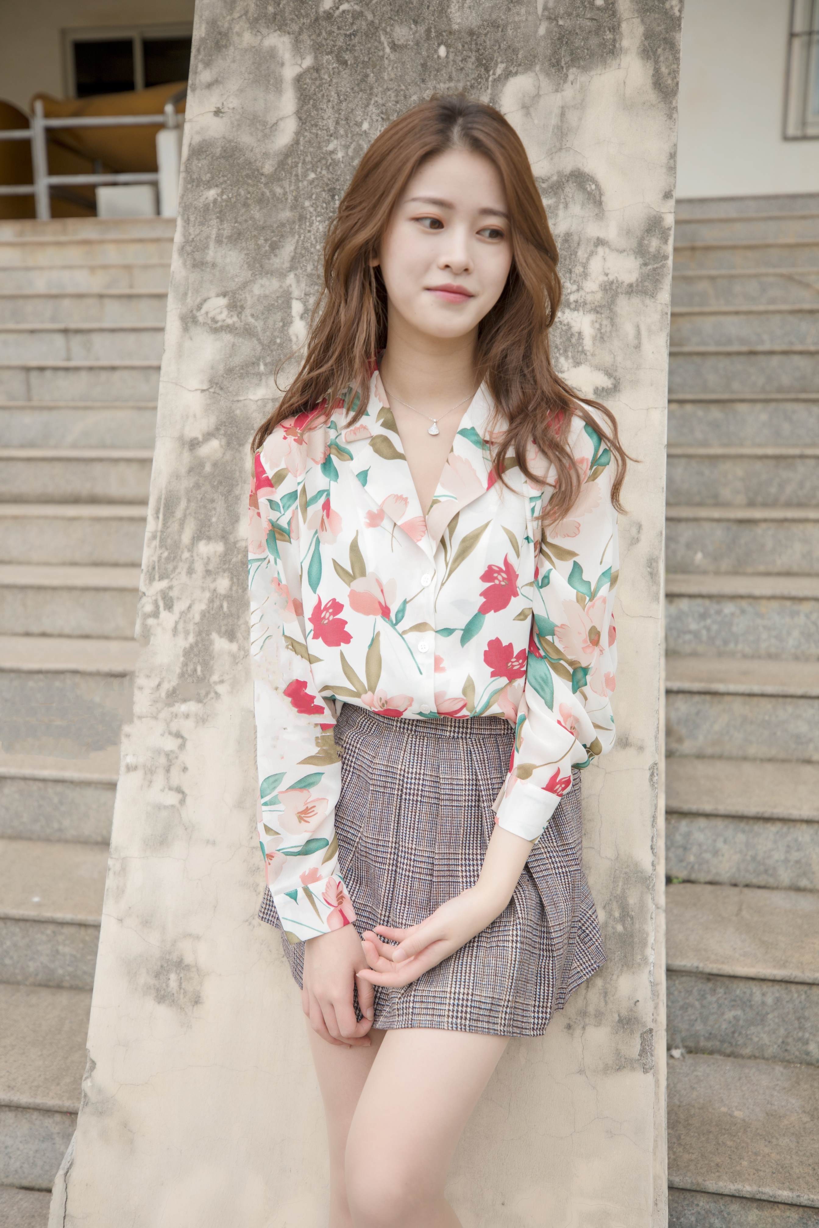 《碎花衬衣の板鞋丝脚丫+视频1个》作品图